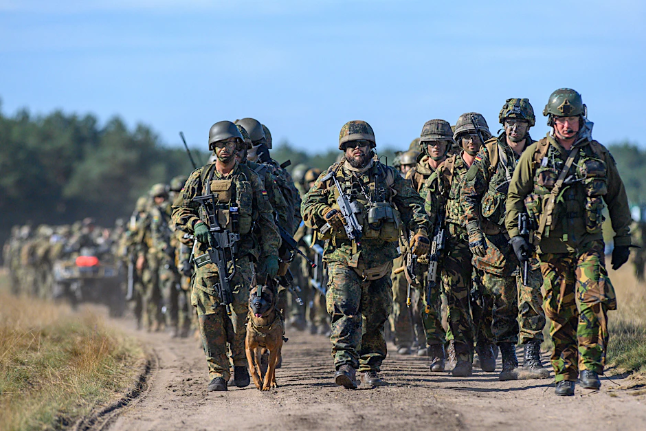 Soldaten der Bundeswehr bei einem Einsatz. Viele Männer zwischen 18 und 60 fragen sich im Moment: Kann die Regierung mich zum Kriegsdienst verpflichten?