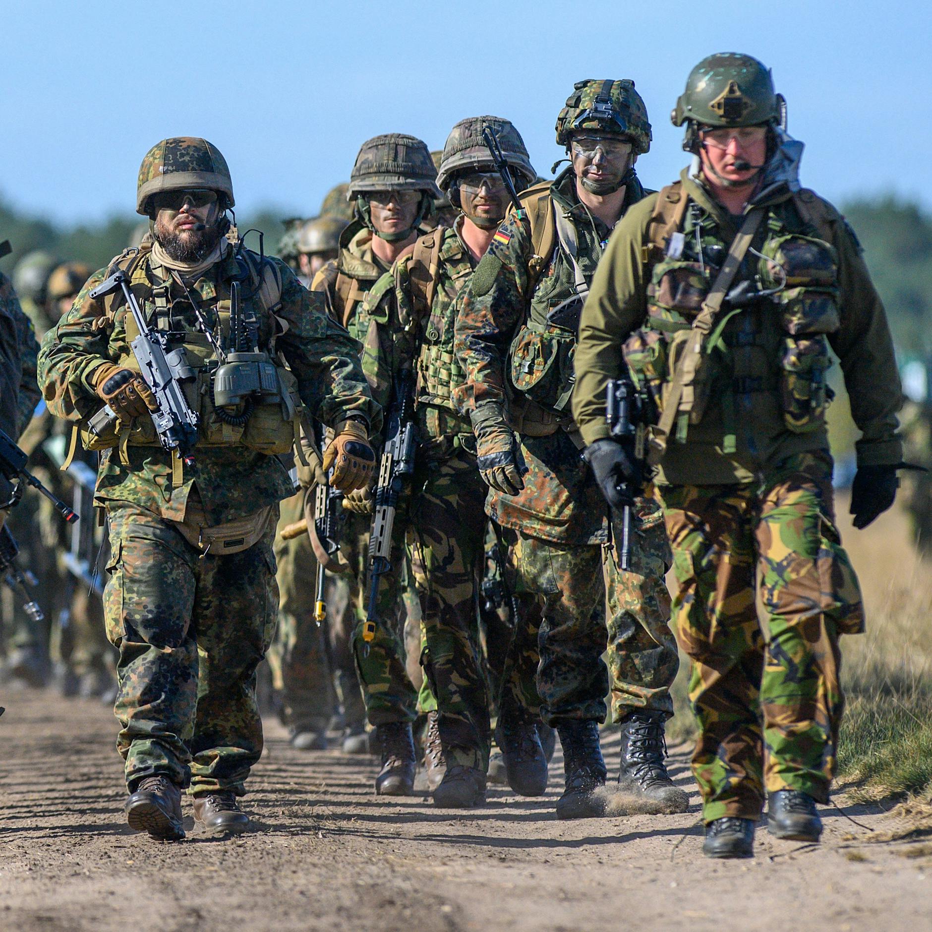 Der Krieg in der Ukraine und der Wehrdienst: Kann die Regierung mich einziehen – und muss ich Deutschland mit der Waffe verteidigen?