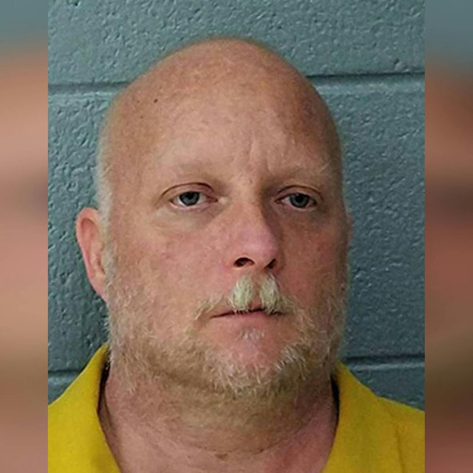 Neonazi schießt auf Frau, weil sie seine Hakenkreuz-Fahne entfernen wollte: Dann tötet er sich selbst