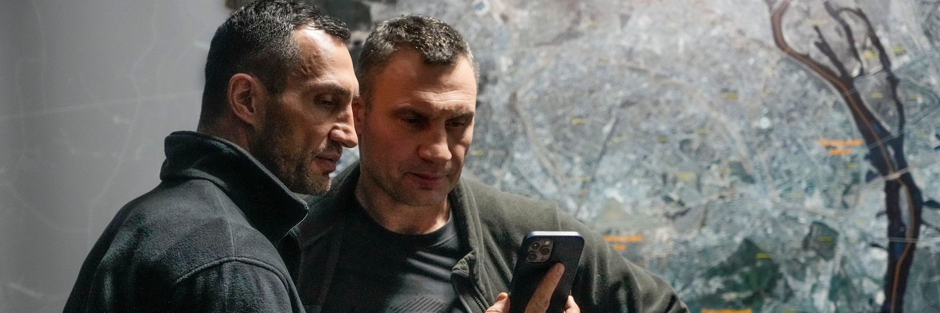 Vitali Klitschko, Bürgermeister von Kiew (r.) mit seinem Bruder Wladimir im Rathaus der ukrainischen Hauptstadt.