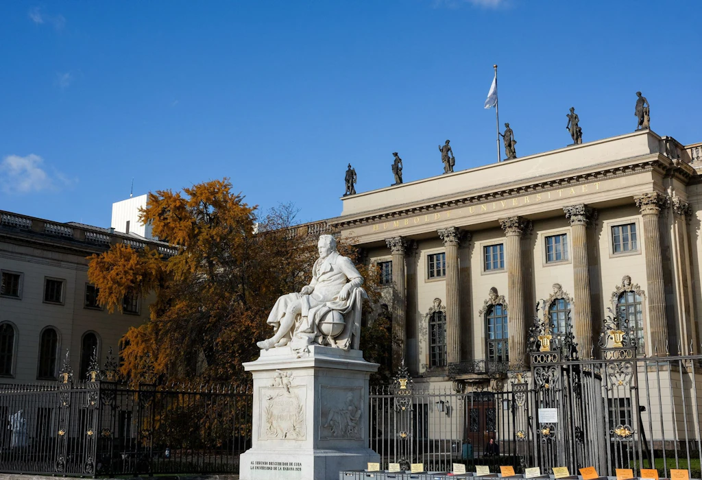 Unidozent darf Studierende nur noch unter Aufsicht sprechen