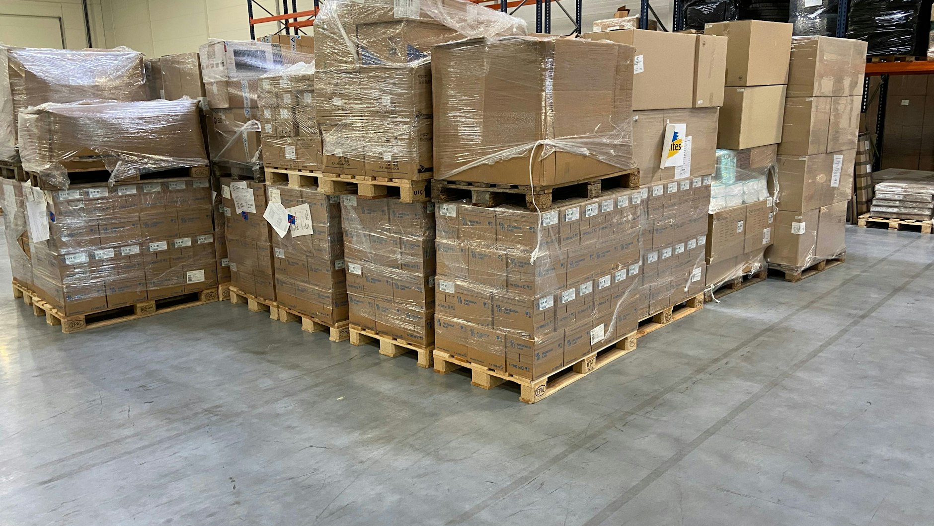 Abgeladen: Die Spenden von Vivantes im Logistikzentrum bei Warschau.