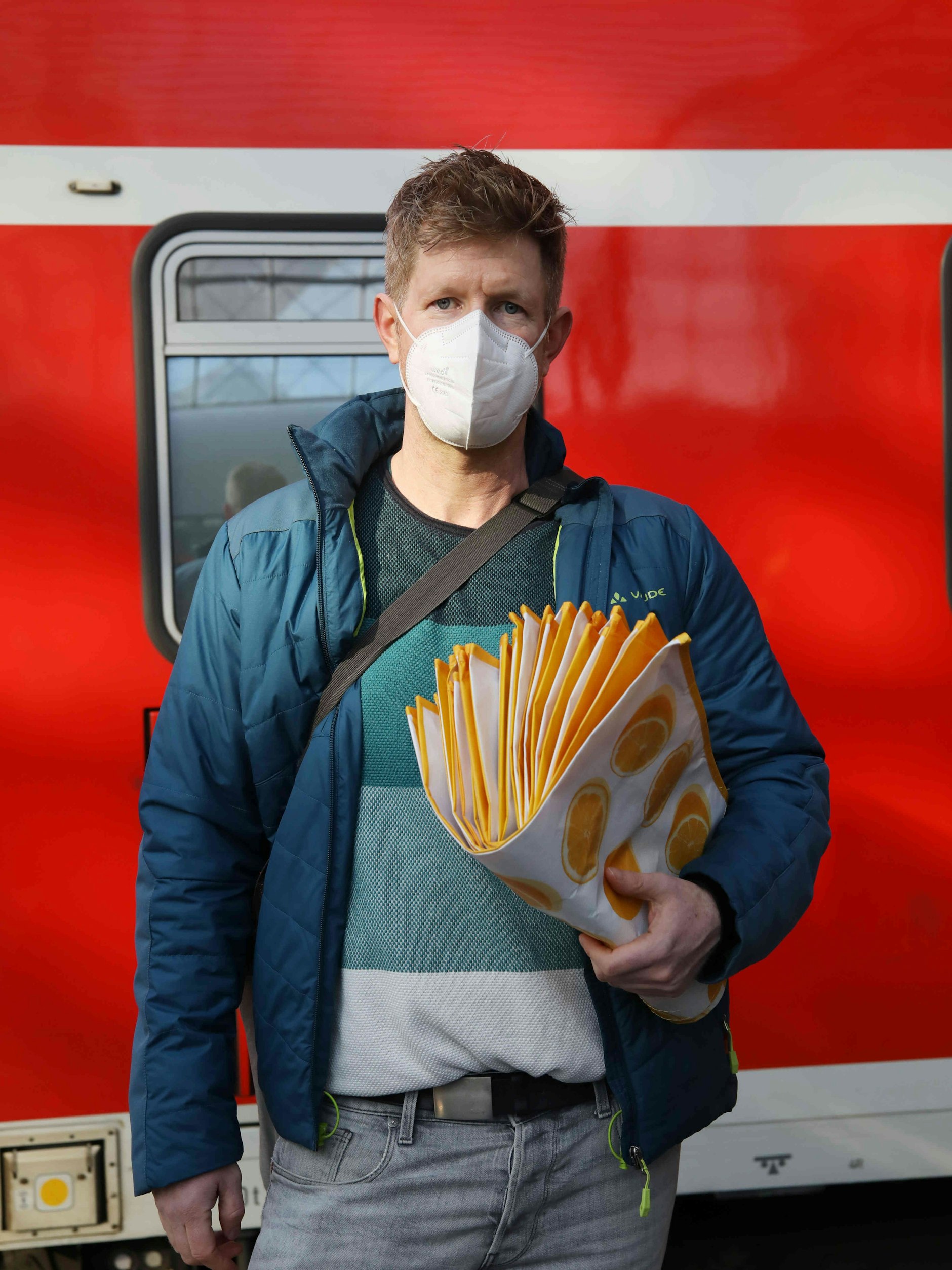 Marcus, 47, aus Karlshorst, spendet Taschen.