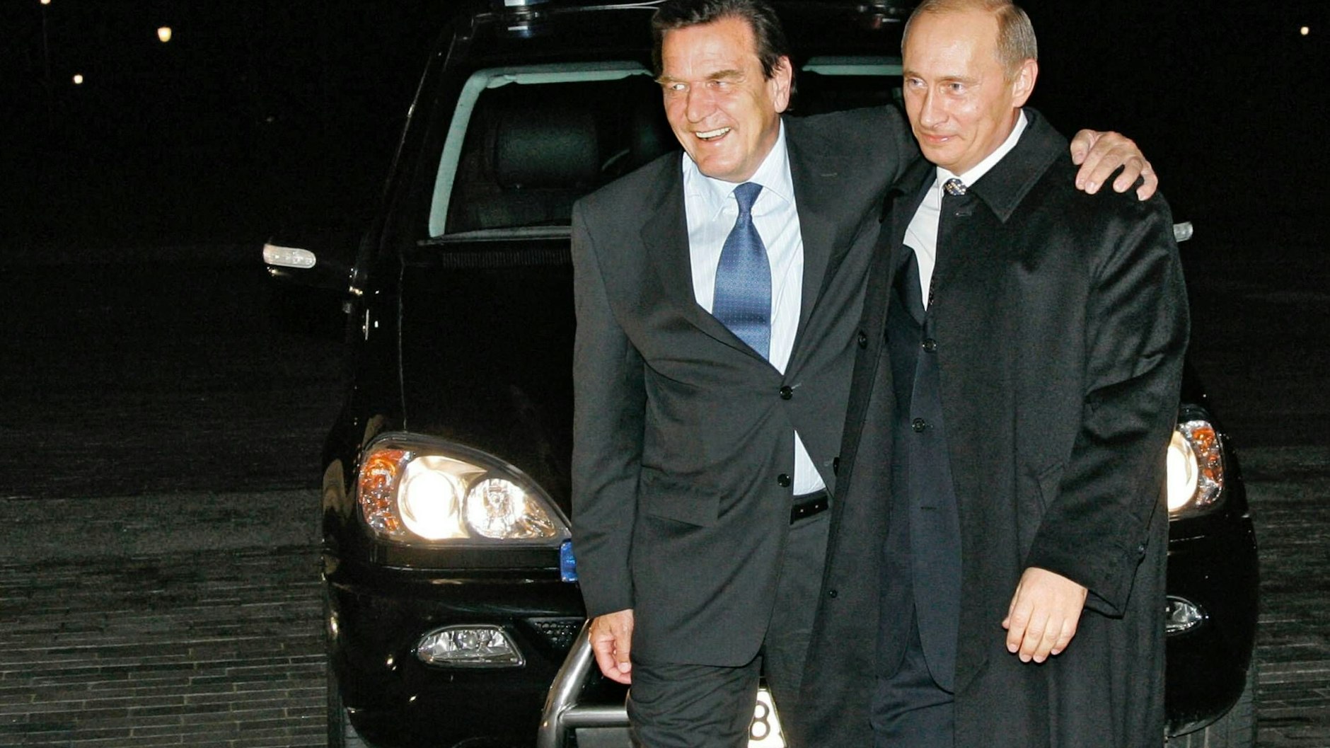 Gerhard Schröder (l.) und Russlands Präsident Putin verbindet seit Jahren eine enge Freundschaft, auch beruflich.