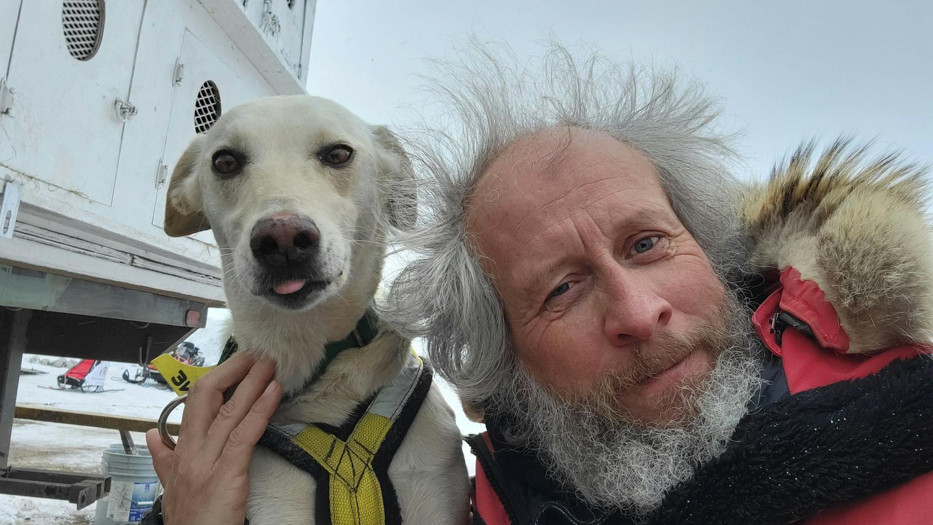 Sebastian Schnülle (51) mit einem Schlittenhund bei einem Schlittenhunderennen im US-Bundesstaat Wyoming. Der gebürtige Wuppertaler Schnülle lebt seit 1996 in Kanada.