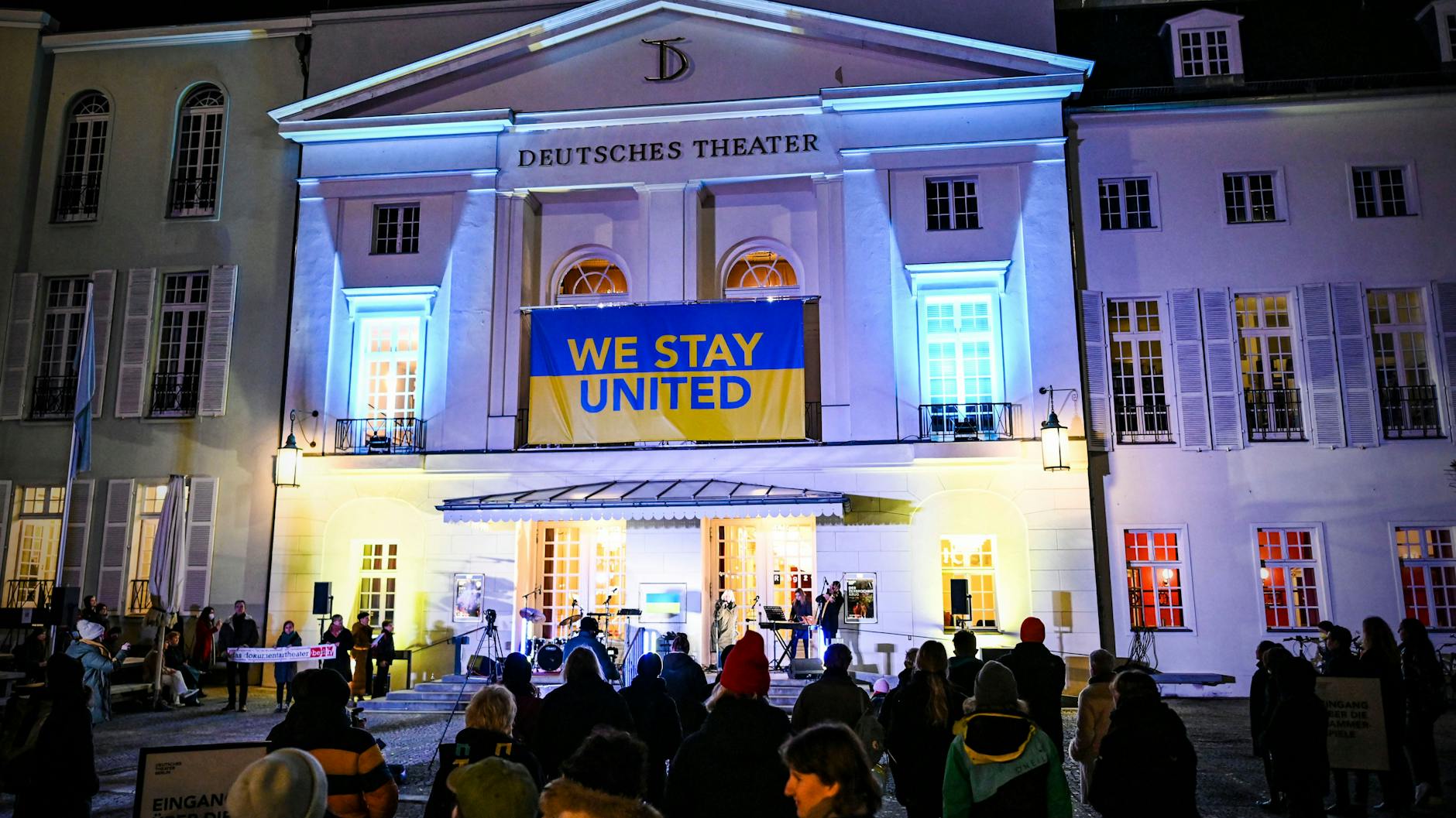 Musik in der Kälte: Ukrainische Gesänge vor dem Deutschen Theater.
