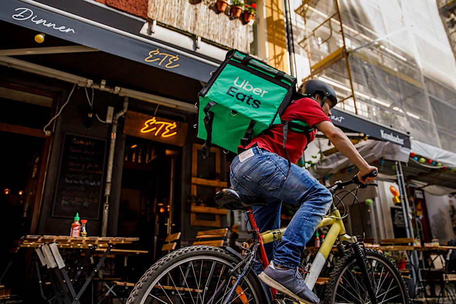 <strong></strong>Ein Fahrer von Uber Eats ist in Berlin-Friedrichshain unterwegs.