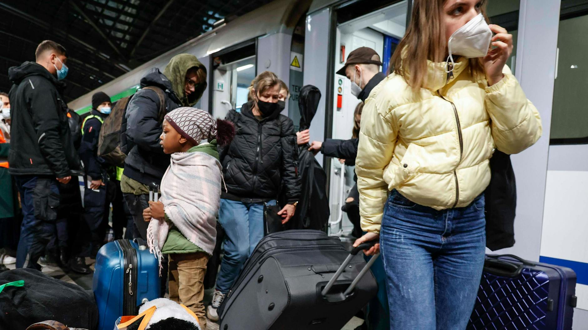 Am Berliner Hauptbahnhof werden die Menschen gebeten, ins Ankunftszentrum in Reinickendorf zu kommen. Von dort werden sie weiter verteilt.