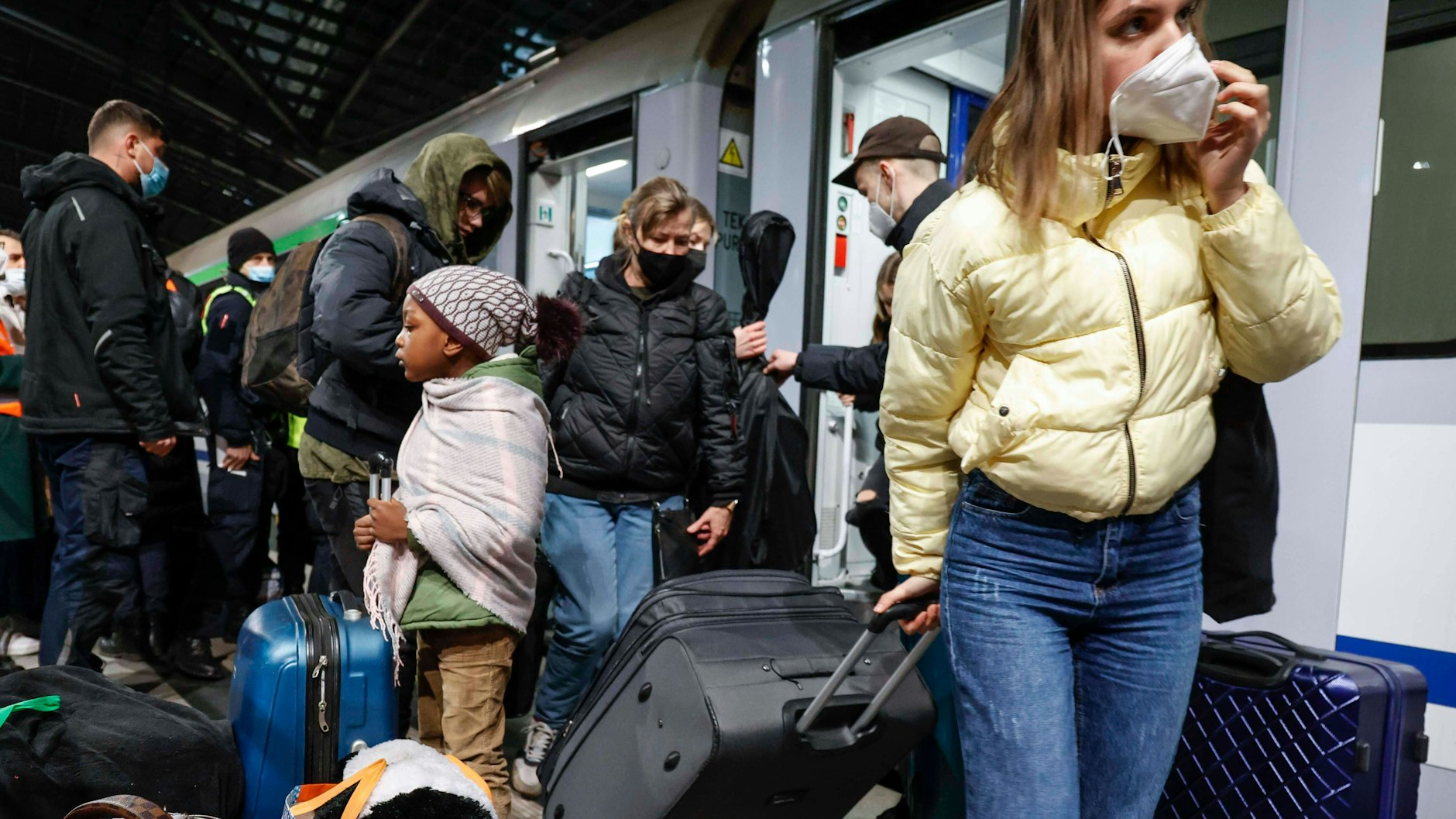 Am Berliner  Hauptbahnhof werden die Menschen gebeten, ins Ankunftszentrum in Reinickendorf zu kommen. Von dort werden sie weiter verteilt.