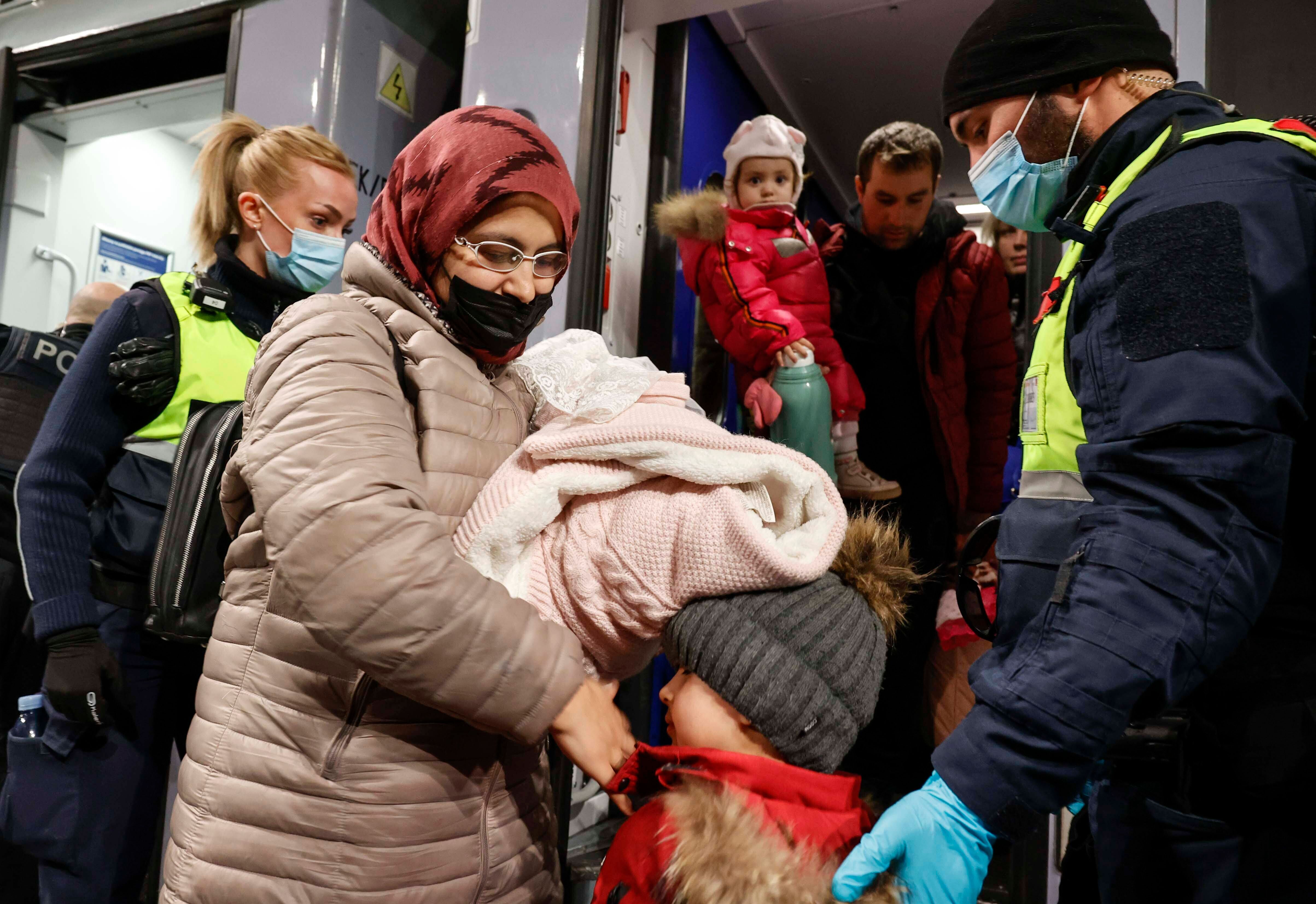 Die ersten Schritte in Berlin: Das müssen Kriegsflüchtlinge aus der Ukraine bei der Ankunft in Berlin wissen – Важлива інформація для біженців з України при прибутті в Берлін