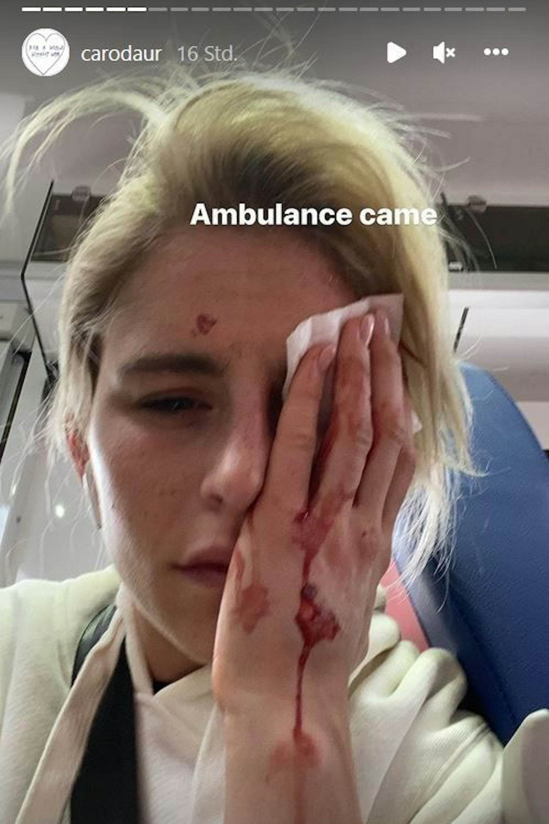 Mit dem Rettungswagen kam Caro Daur ins Krankenhaus.