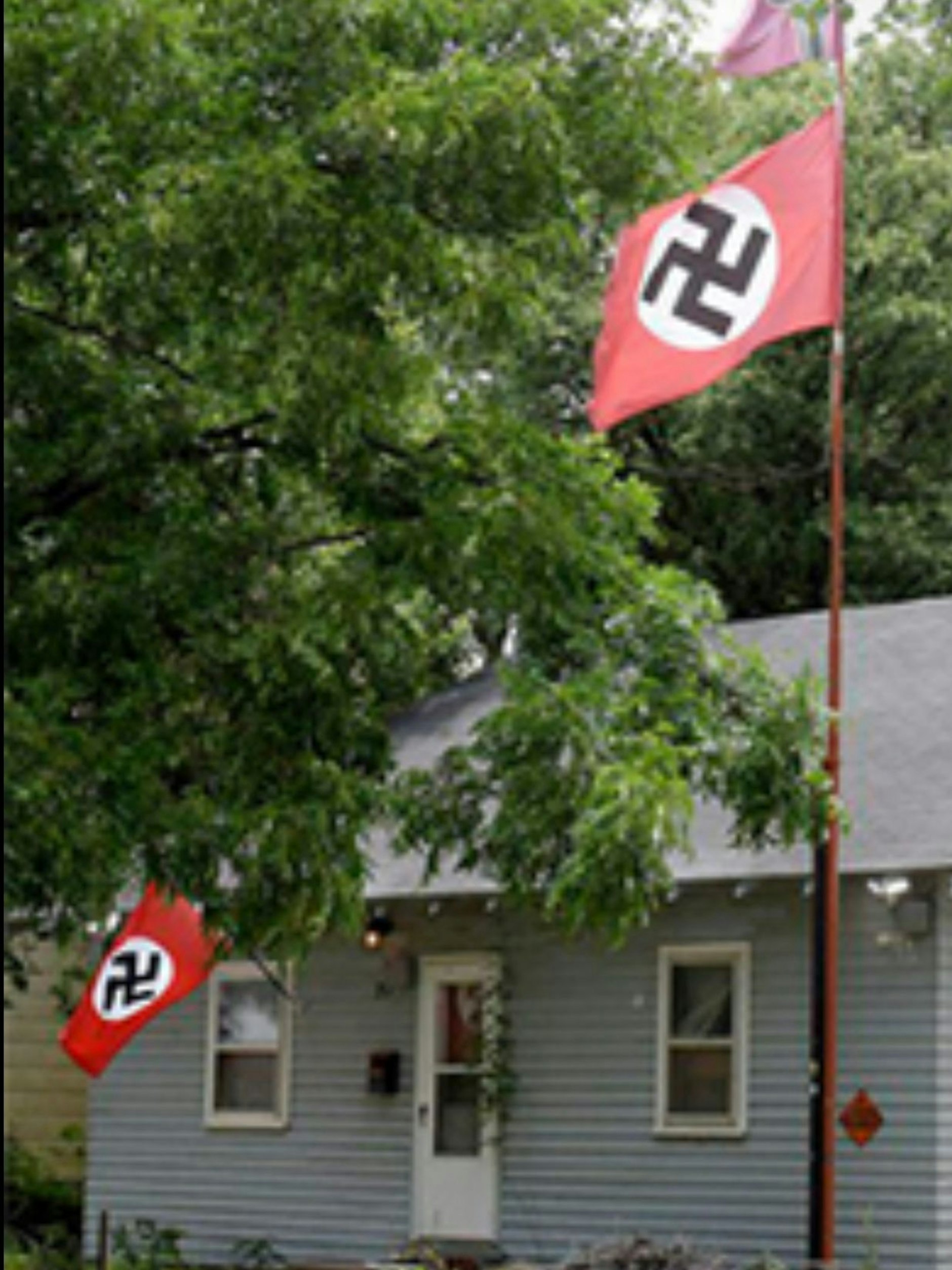 Bilder der Staatsanwaltschaft von Feasters Hakenkreuzflaggen.