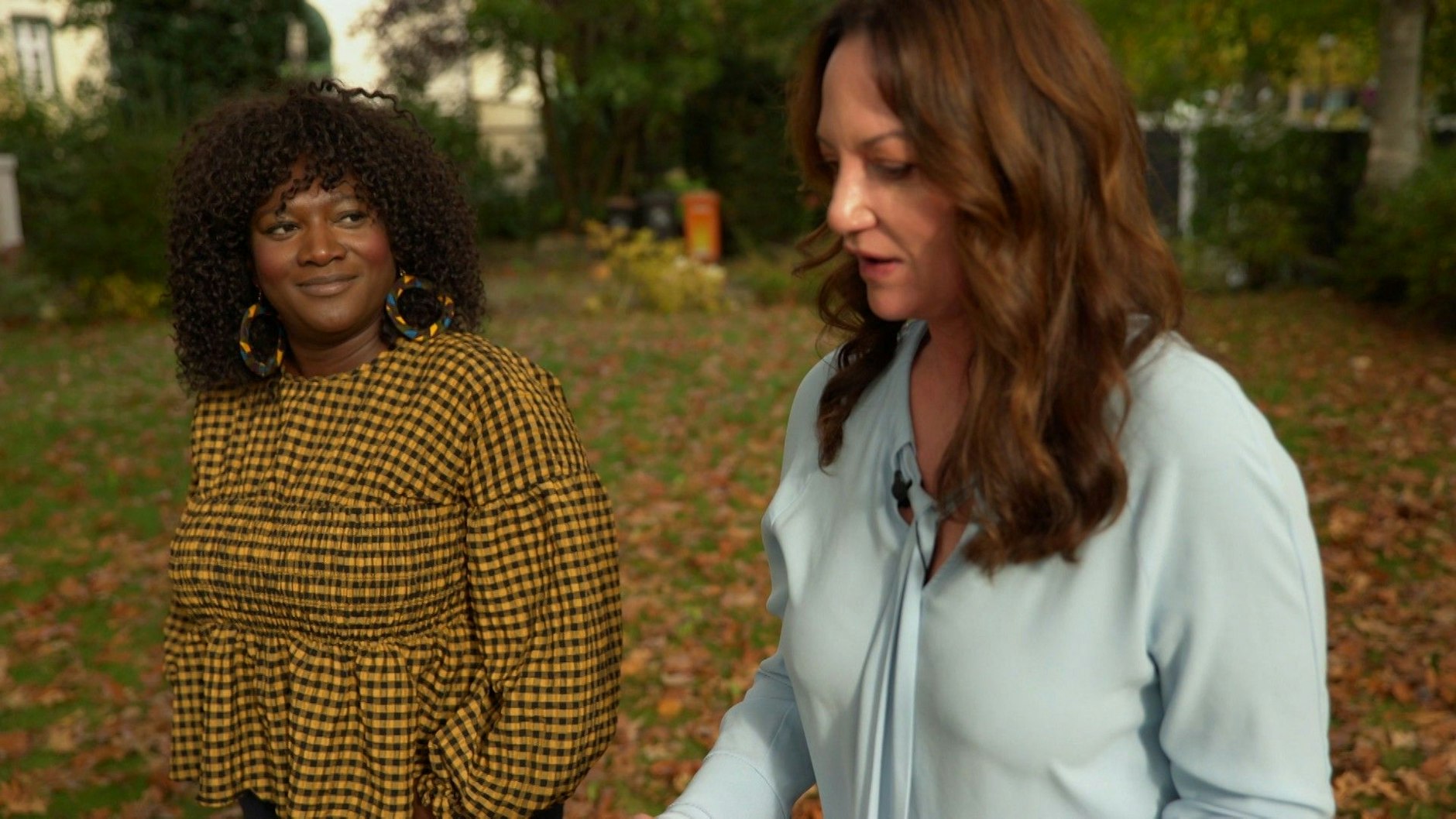 Natalia Wörner (re.) trifft sich mit ihrer Schauspielkollegin Thelma Buabeng, um über Diversität und Gleichberechtigung zu sprechen. Viel gelernt hat sie für die eigene Doku dabei nicht.