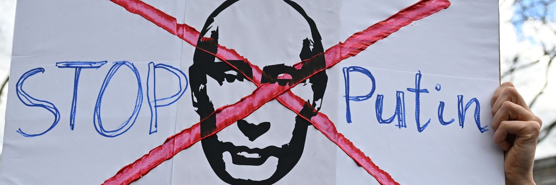 Auch auf Demos forderten Hunderttausende Menschen, Putin zu stoppen.