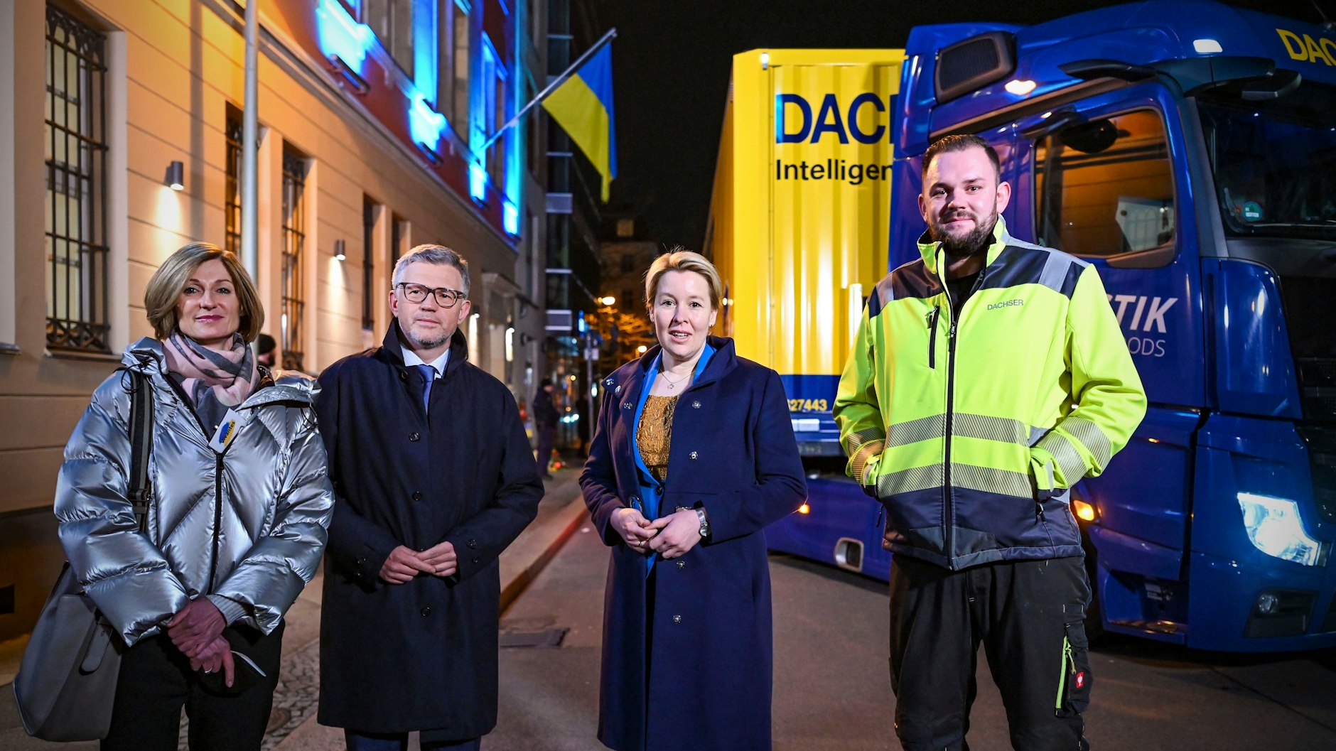 Gruppenbild mit Lkw: Dorothea Schmidt von Vivantes, Botschafter Andrij Melnyk, die Regierende Bürgermeisterin Franziska Giffey und Peter Groß, der die Fuhre in der Nacht zu Mittwoch nach Polen brachte.