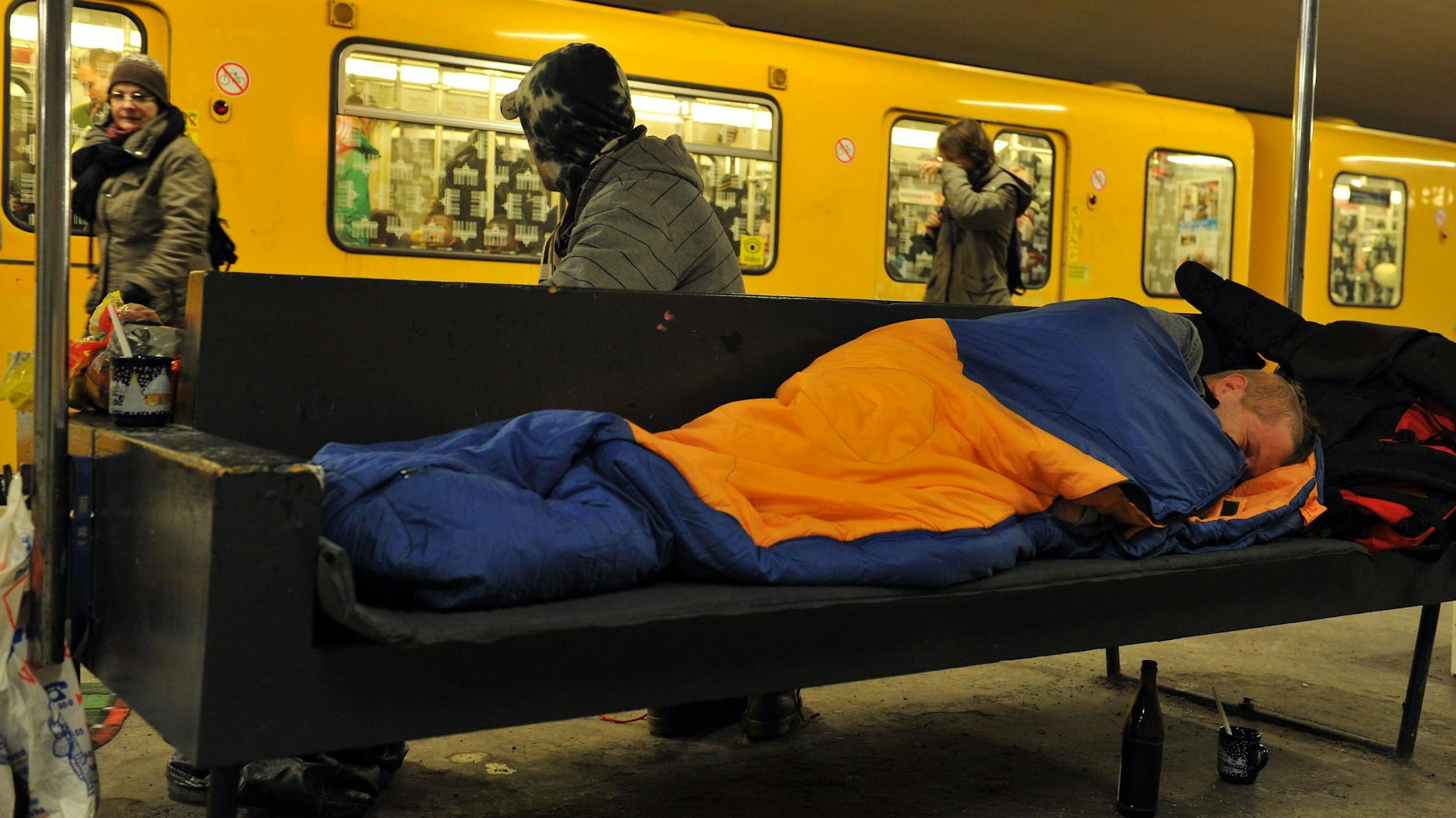 Ein obdachloser Mensch in einer Berliner U-Bahnstation (Archivbild)