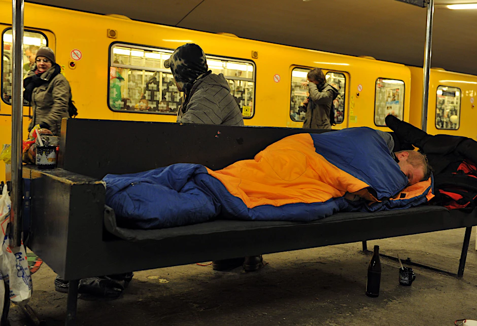 Ein obdachloser Mensch in einer Berliner U-Bahnstation (Archivbild)