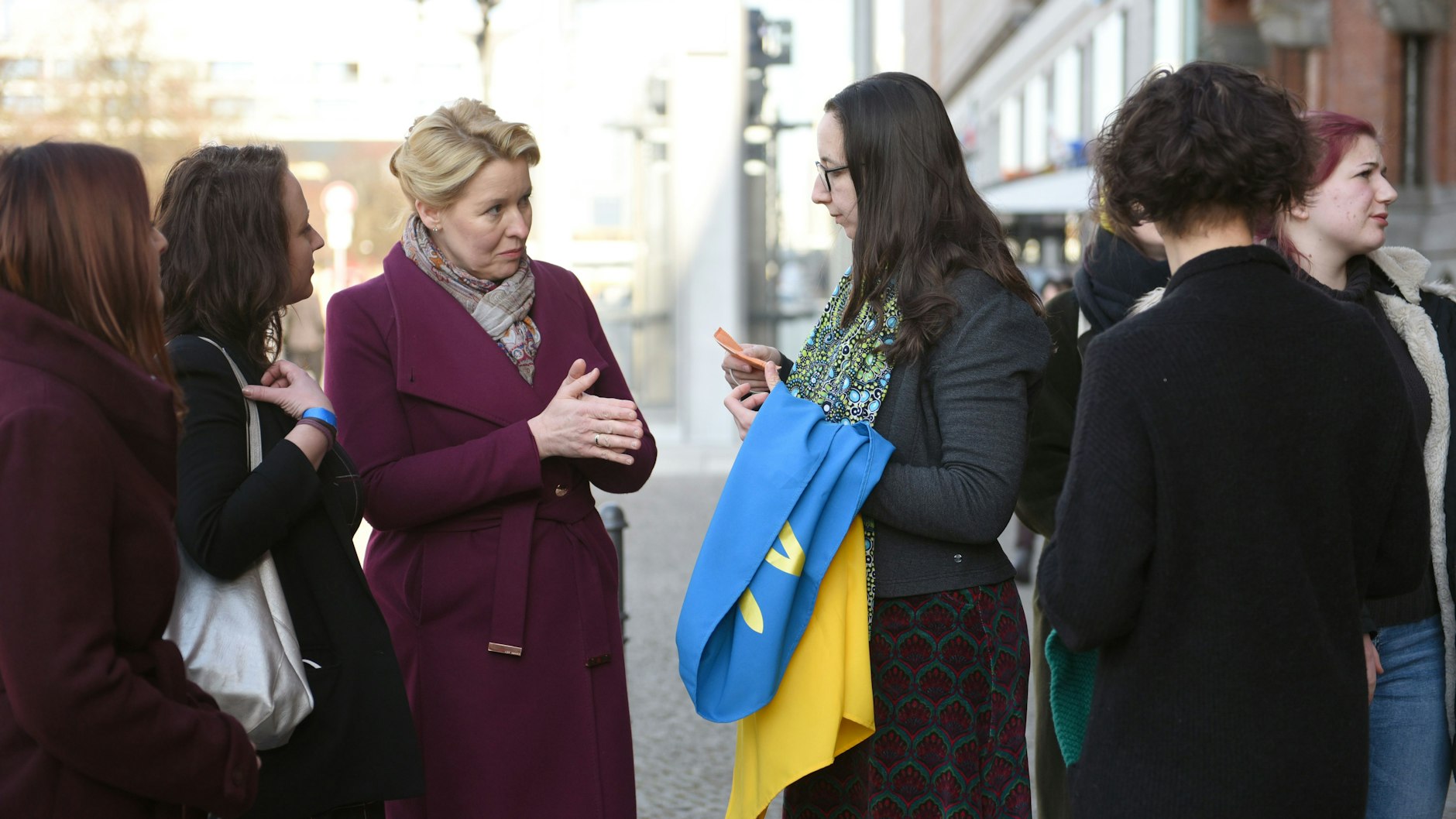 Treffen vor dem Roten Rathaus: Berlins Regierungschefin Franziska Giffey am Mittwoch mit einer Gruppe ukrainischer Frauen