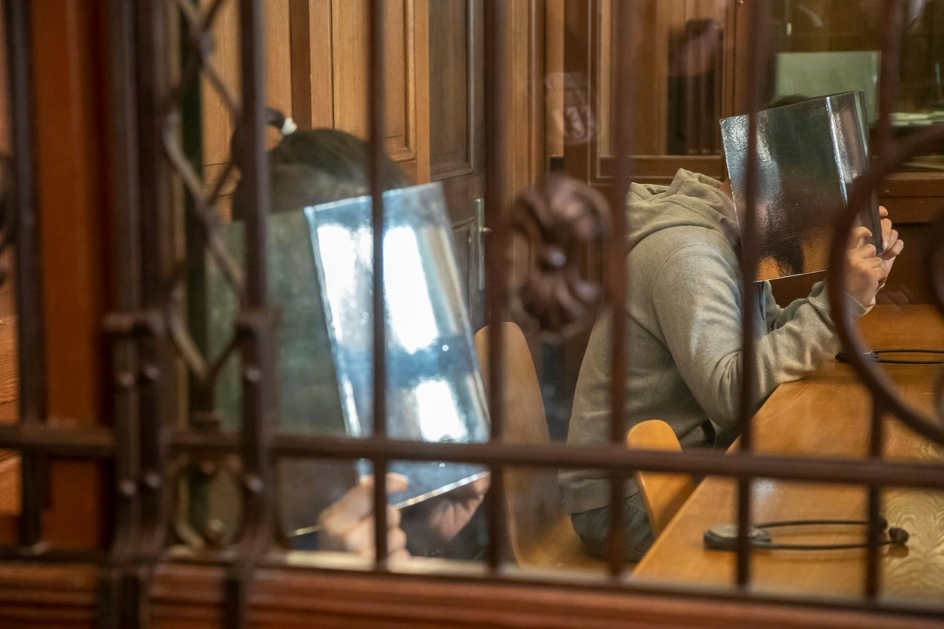 Ehrenmord: Die angeklagten Brüder sitzen seit 37 Prozesstagen in Berlin vor Gericht.