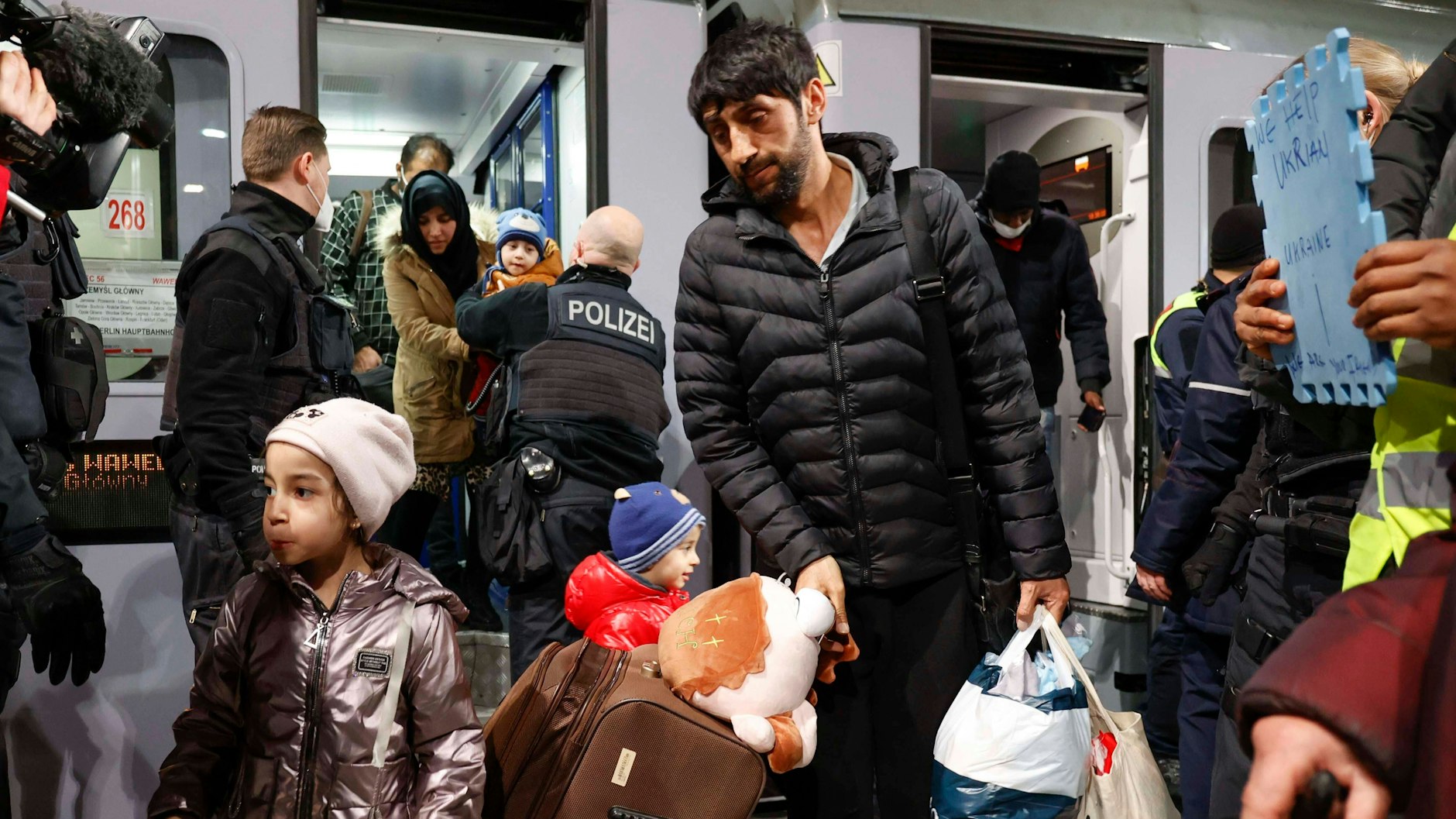 Geflüchtete  aus der Ukraine kommen am Berliner Hauptbahnhof an. Der Zug aus der polnischen Stadt Przemysl an der polnisch ukrainischen Grenze brachte Hunderte von Flüchtlingen nach Deutschland.