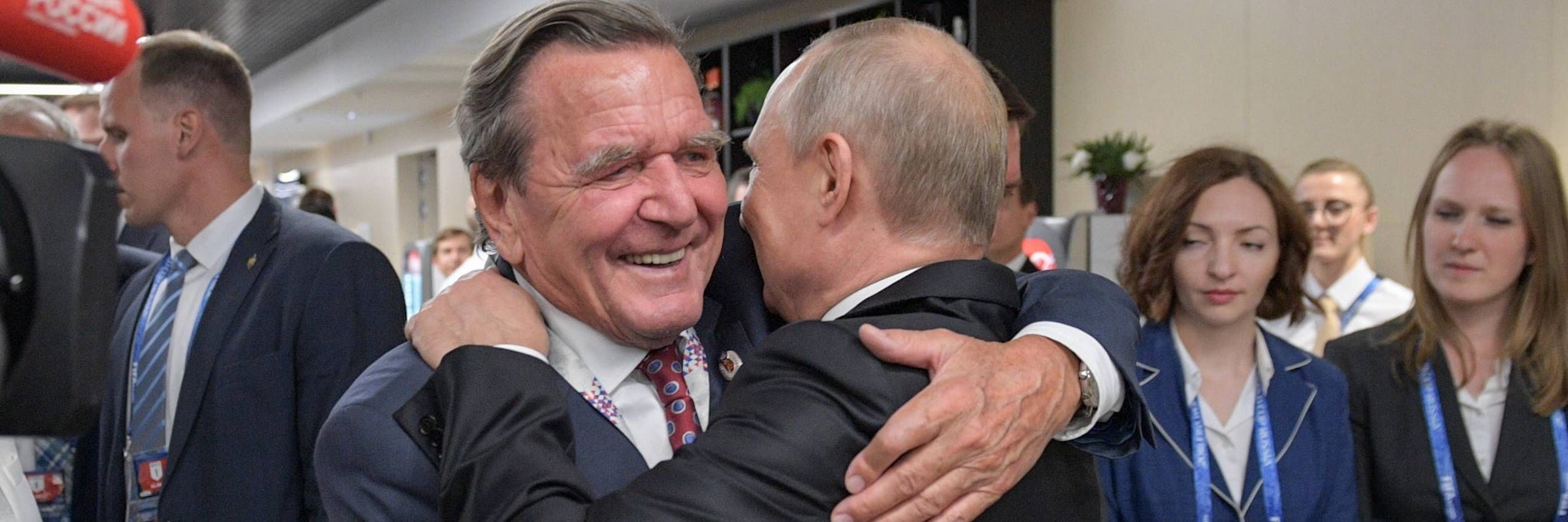 Gerhard Schröder 2018 in Moskau Arm in Arm mit Russlands Staatschef Wladimir Putin