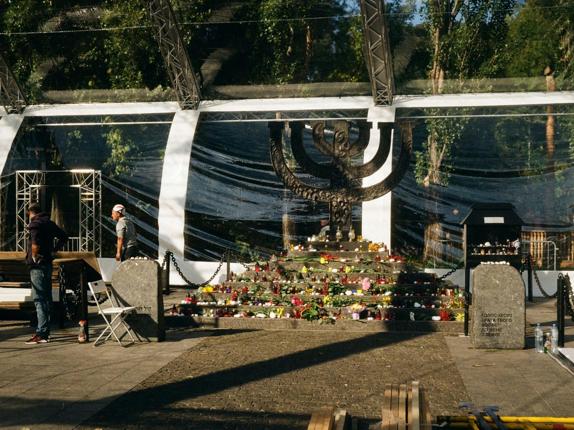 Menora, eröffnet 1991, im Veranstaltungspavillon - einige Tage vor dem 80. Jahresgedenken von Babyn Jar, aufgenommen Ende September 2021