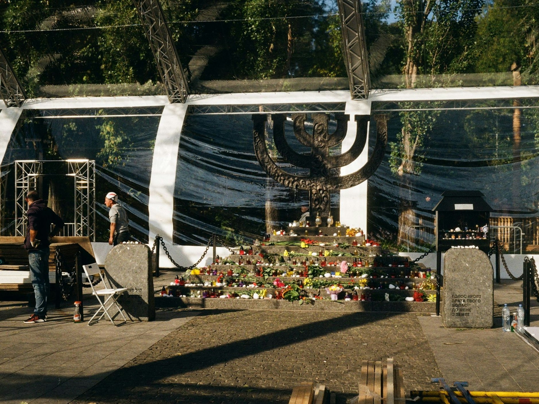 Menora, eröffnet 1991, im Veranstaltungspavillon - einige Tage vor dem 80. Jahresgedenken von Babyn Jar, aufgenommen Ende September 2021