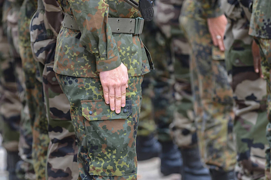 Soldaten der Deutsch-Französischen Brigade präsentieren das Gewehr bei einem Appell im südbadischen Müllheim.