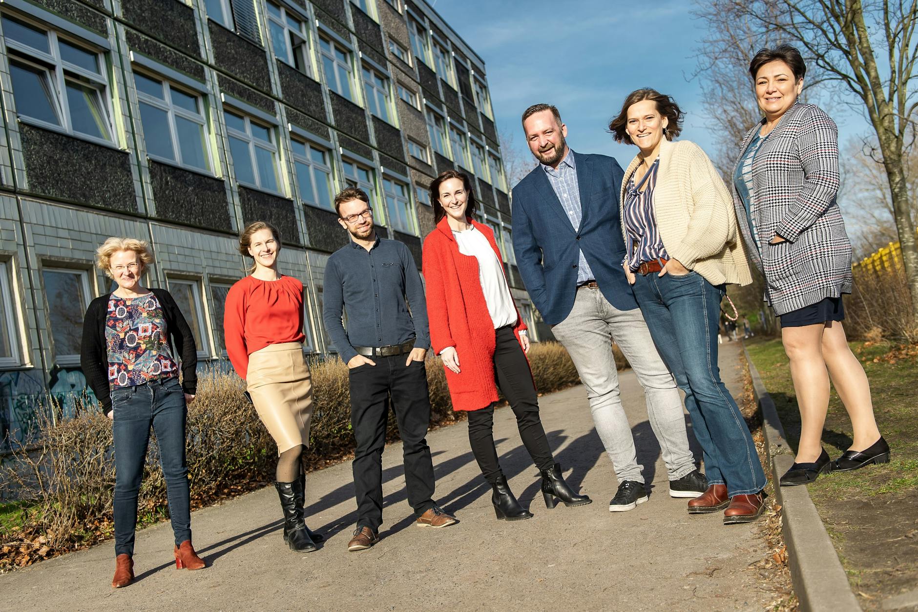 Der neue Schulleiter Florian Hackmann (blaues Jackett) und die Lehrkräfte in seinem Team wollen die Vincent-van-Gogh-Schule wieder zu einer begehrten Schule machen. Von links nach rechts: Elke Laue, Ekaterina Konanchuk, Jens Frehmel, Stephanie Krummrich, Florian Hackmann, Sophie Schütte und Tatjana Fitzer.