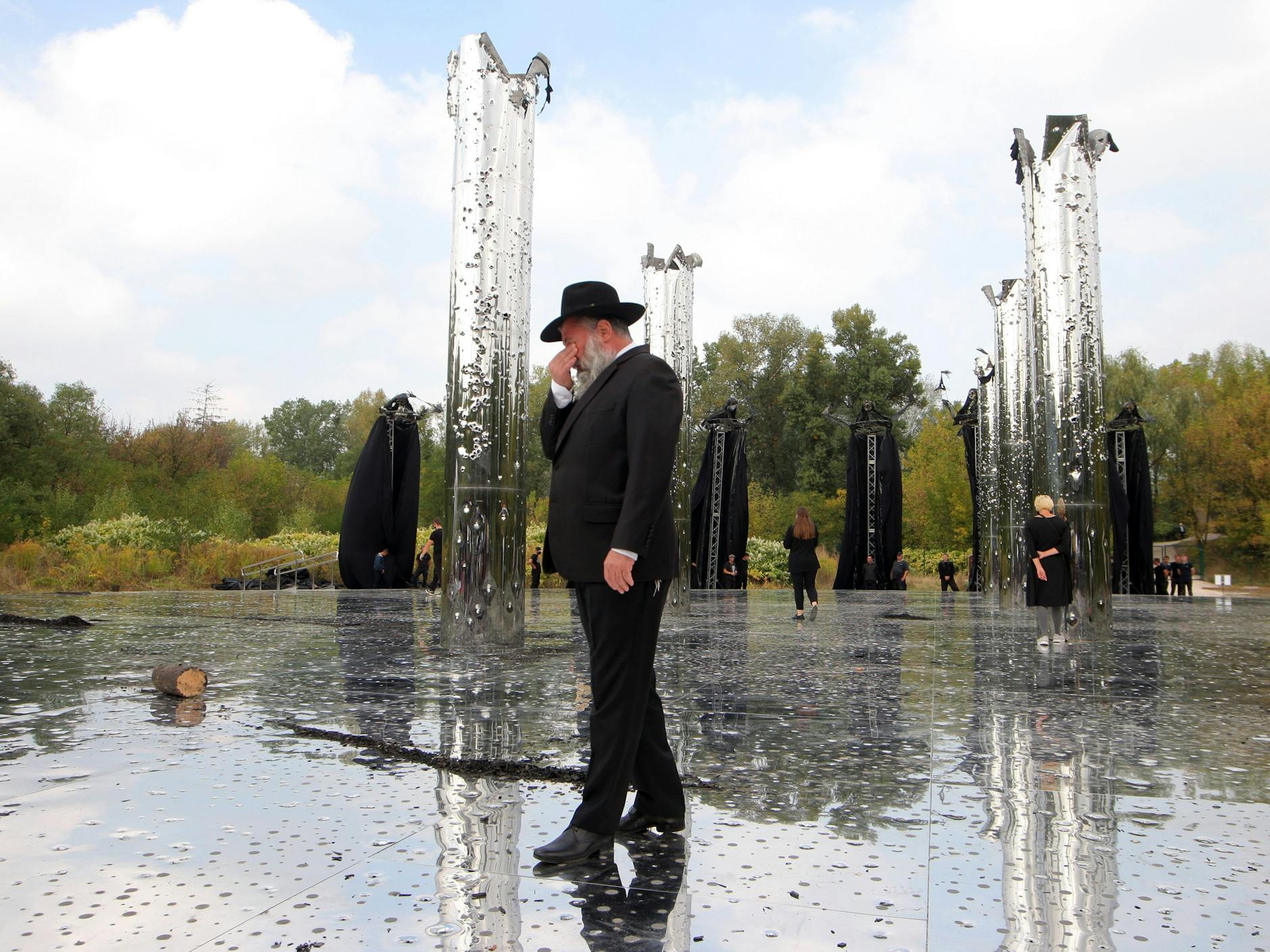 Das „Spiegelfeld“ – das erste vom Babyn Yar Holocaust Memorial Center (BYHMC) realisierte Projekt in der Gedenkstätte in Kiew, Ukraine