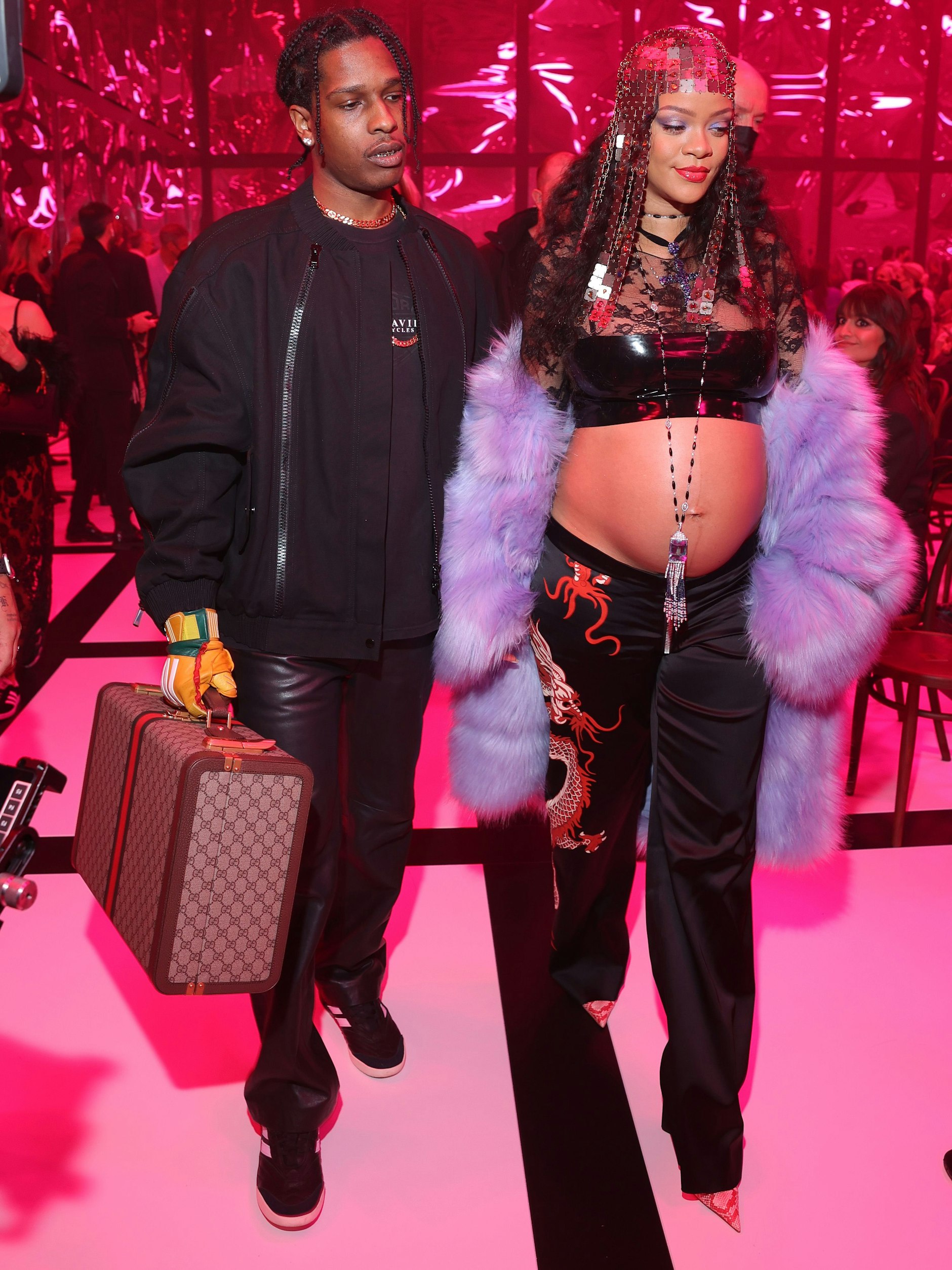 Das derzeit wohl meistfotografierte Pärchen besteht aus der werdenden Mutter Rihanna und ihrem Freund ASAP Rocky. Mit Engelsgeduld und zartem Lächeln sitzen sie derzeit in den ersten Reihen der Shows von Marken wie Gucci und Off-White.