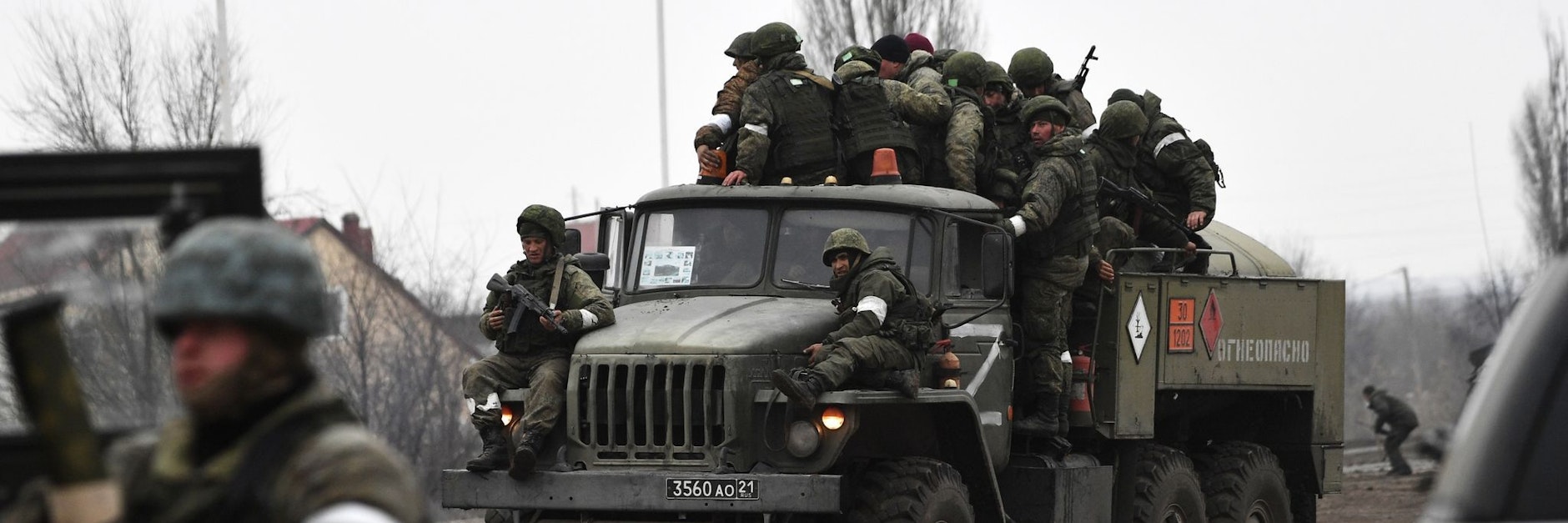 Russische Soldaten auf einem Militärlastwagen