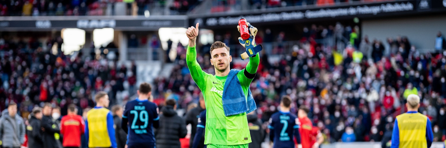 Daumen hoch für Herthas Torwart Marcel Lotka. Er wird zum zweiten Mal Alexander Schwolow vertreten.
