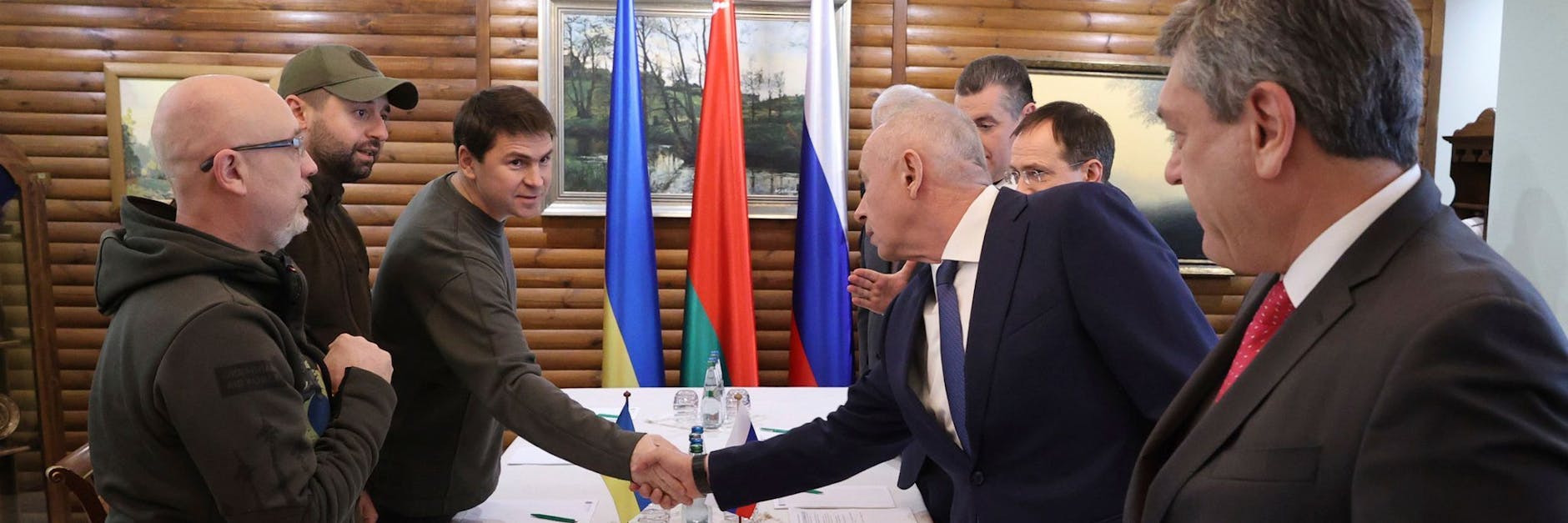 Das von der belarussischen Staatsagentur BelTA verbreitete Foto zeigt die Vertreter der Ukraine und Russlands bei einem Treffen.