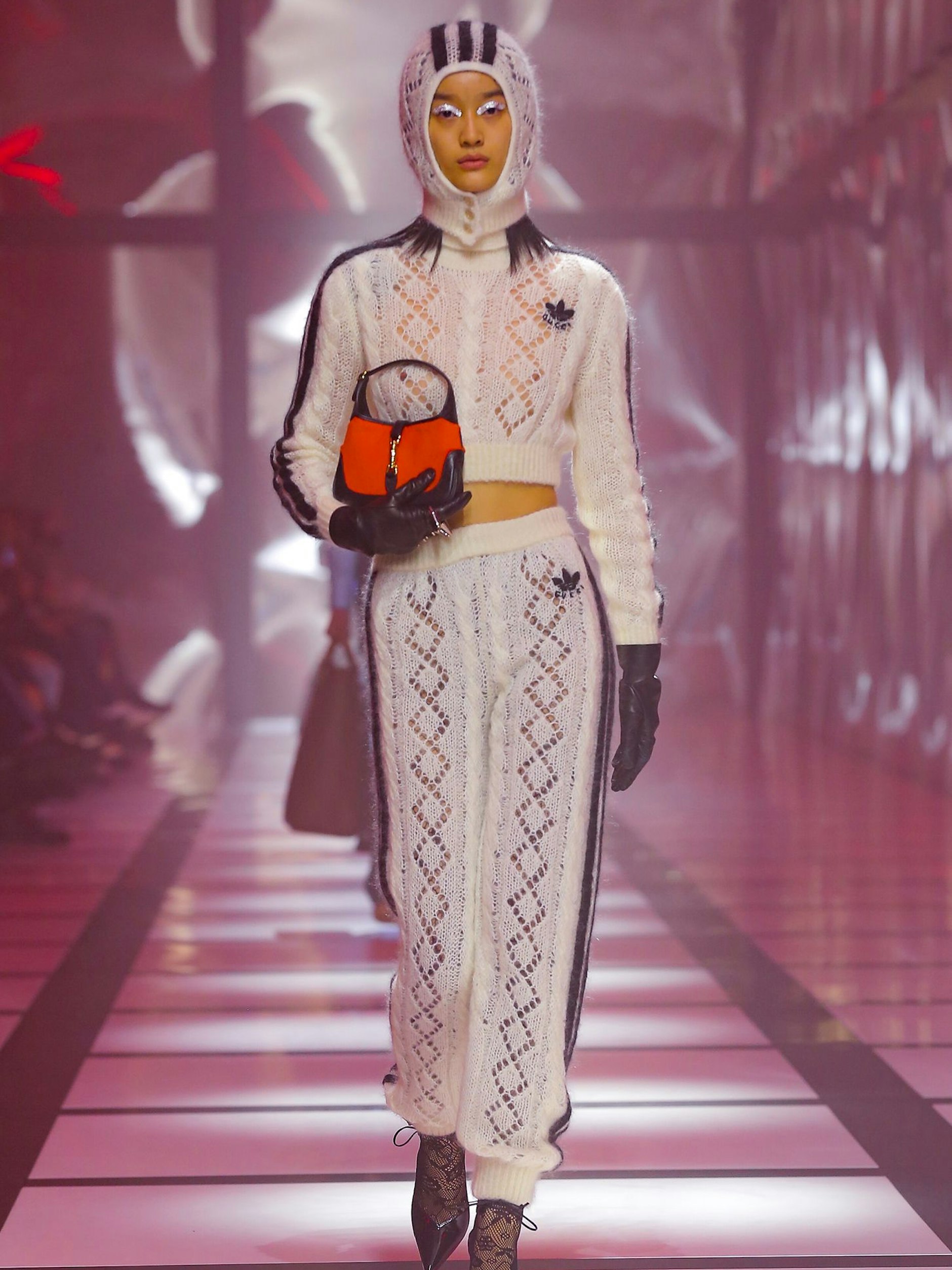 Der Balaclava-Trend hält auch im nächsten Winter an: Gucci zeigte in Mailand seine neueste Kollaboration mit Adidas und verwandelte die populäre Kopfbedeckung in einen Stricktraum mit drei Streifen.