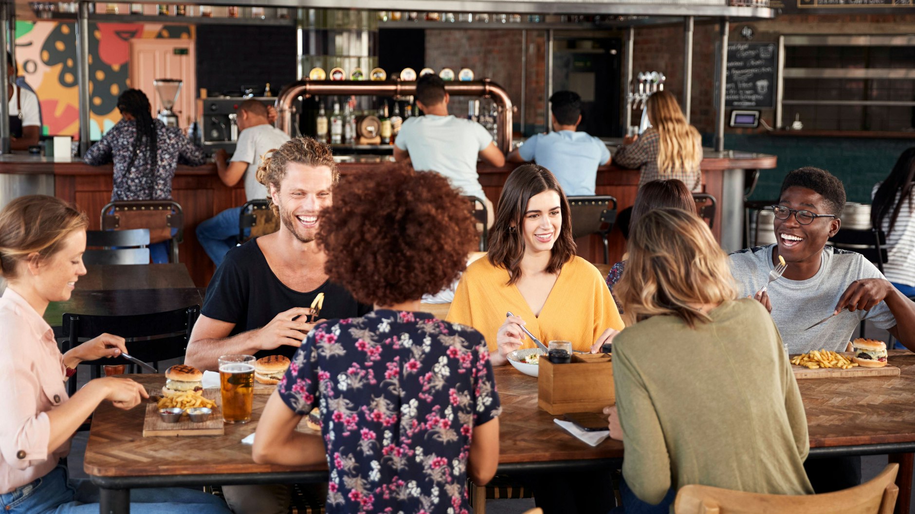 In Restaurants gilt ab Freitag die 3G-Regel. Das heißt: Auch Ungeimpfte können mit einem Test hinein.