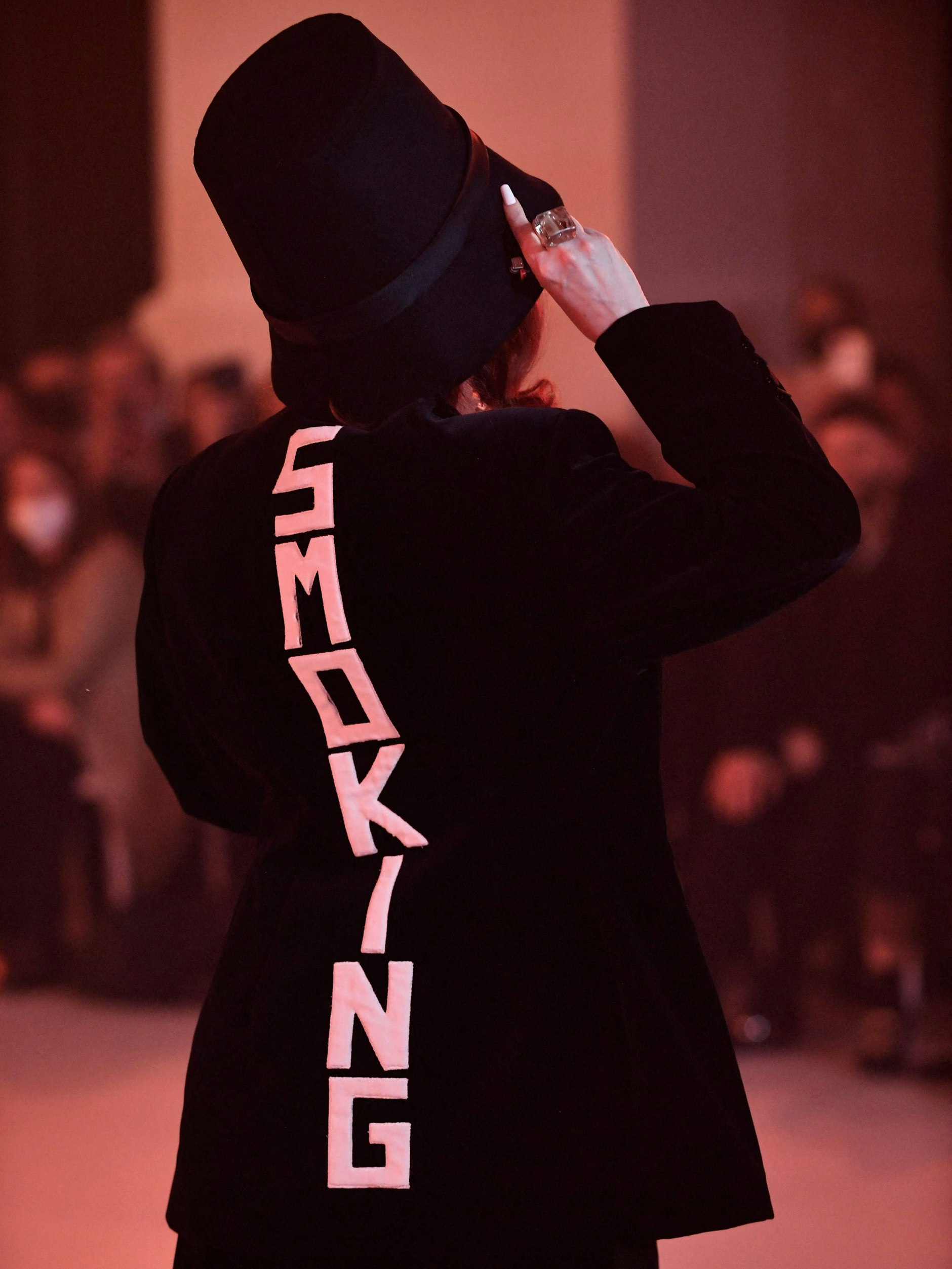 Auf der Show von Off-White in Paris präsentierte die Schauspielerin Audrey Fleurot einen Blazer mit dem Aufdruck „Smoking“, während sie eine Zigarette rauchend über den Laufsteg schritt. Ist die Cancel-Culture am Ende?