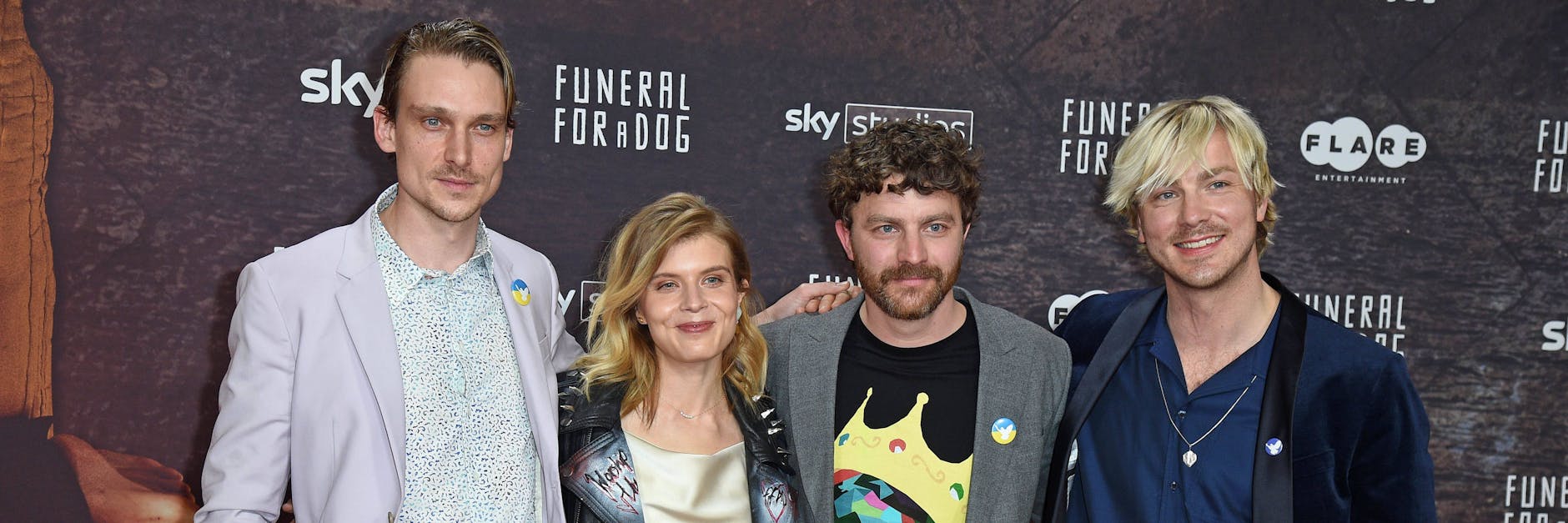 Daniel Strässer, Alina Tomnikov, Friedrich Mücke und Albrecht Schuch bei der Premiere der Sky-Serie „Funeral for a Dog“ im Kino in der Kulturbrauerei in Berlin.