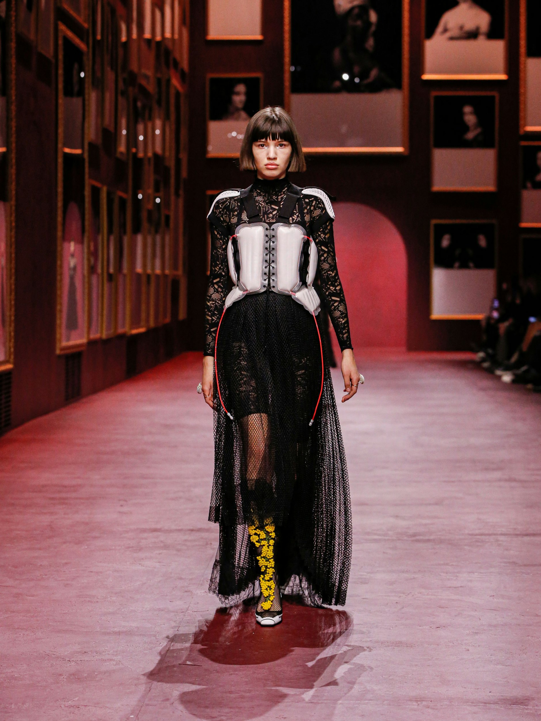 In ihrer neuen Kollektion modernisierte Dior-Kreativdirektorin Maria Grazia Chiuri das gerade sehr trendige Korsett.&nbsp;Im „Airbag-Korsett“, das in Zusammenarbeit mit dem Schutzbekleidungshersteller D-Air Lab entstand,<a href="https://dairlab.com/"></a> treffen sich Vergangenheit und Zukunft auf geniale Weise.