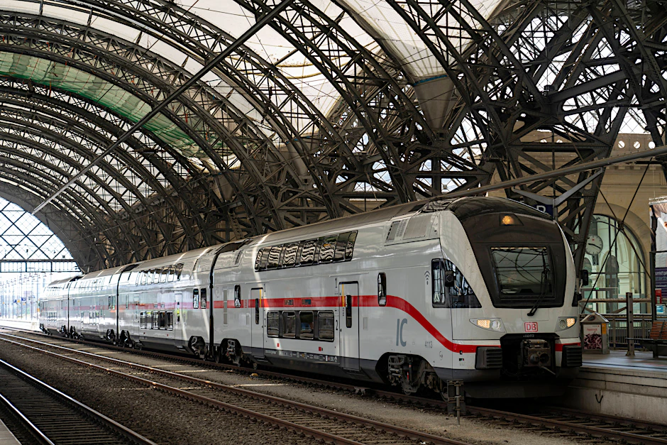Moderner Intercity mit Doppelstock-Waggons. Bordbistros fallen bis Ende 2023 weg.