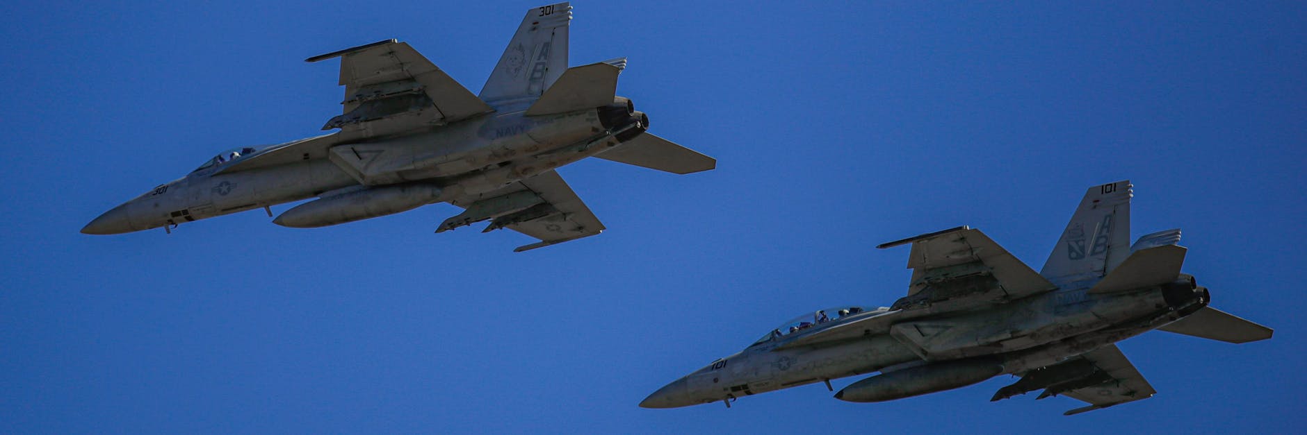 Zwei Kampfjets der US-Navy überfliegen die Militärbasis Mihail Kogalniceanu, von der die Flugzeuge gestartet waren.