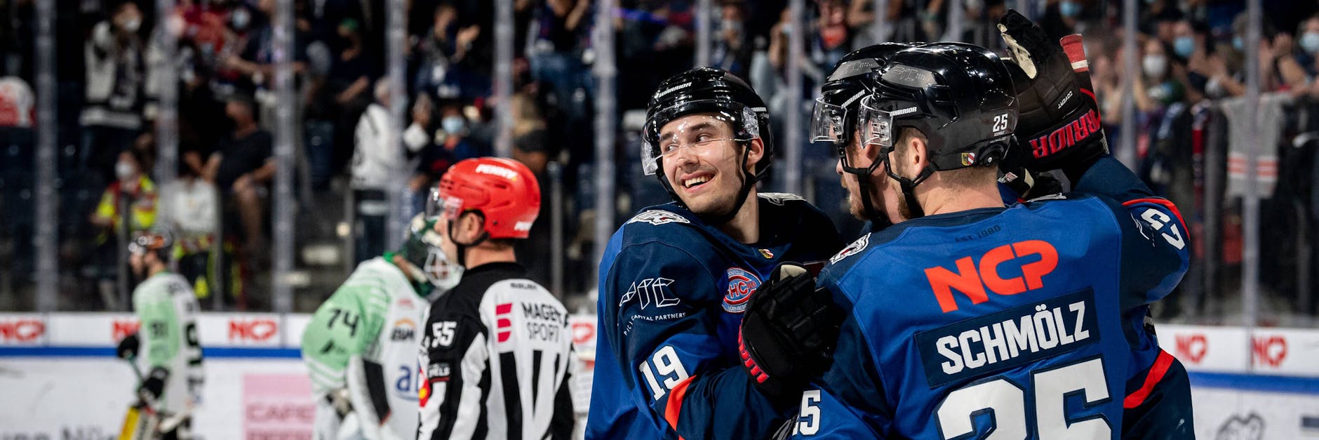Ryan Stoa und Daniel Schmölz von den Nürnberg Ice Tigers mussten während des Spiels gegen die Bietigheim Steelers wegen Corona vom Eis.