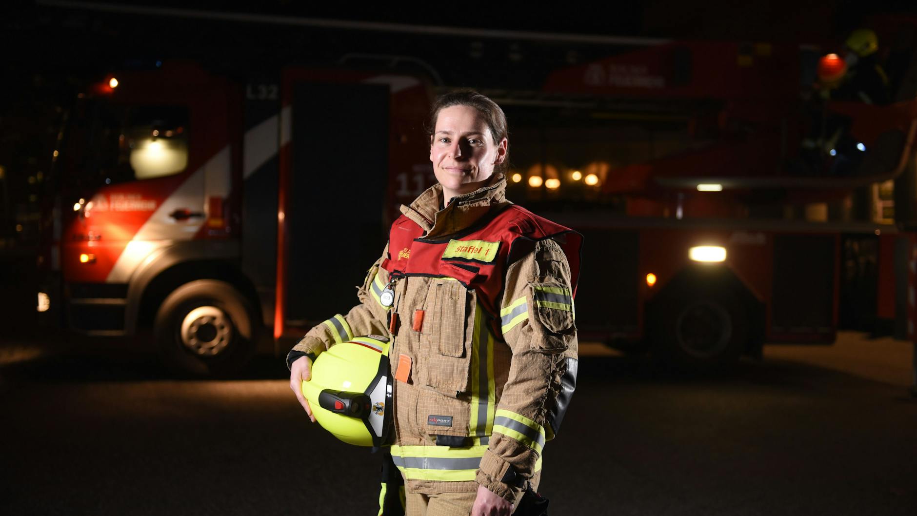 Die Chefin: Beatrice Wrenger leitet an diesem Tag die Nachtschicht. An der roten Schulterweste ist zu erkennen, dass sie das Kommando hat.