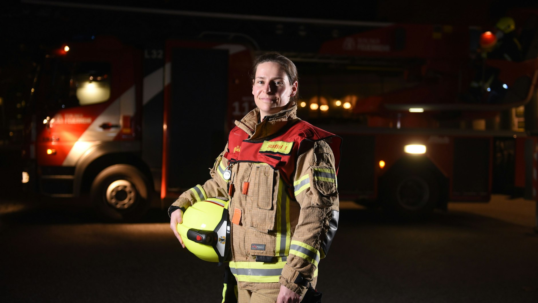 Die Chefin: Beatrice Wrenger leitet an diesem Tag die Nachtschicht. An der roten Schulterweste ist zu erkennen, dass sie das Kommando hat.