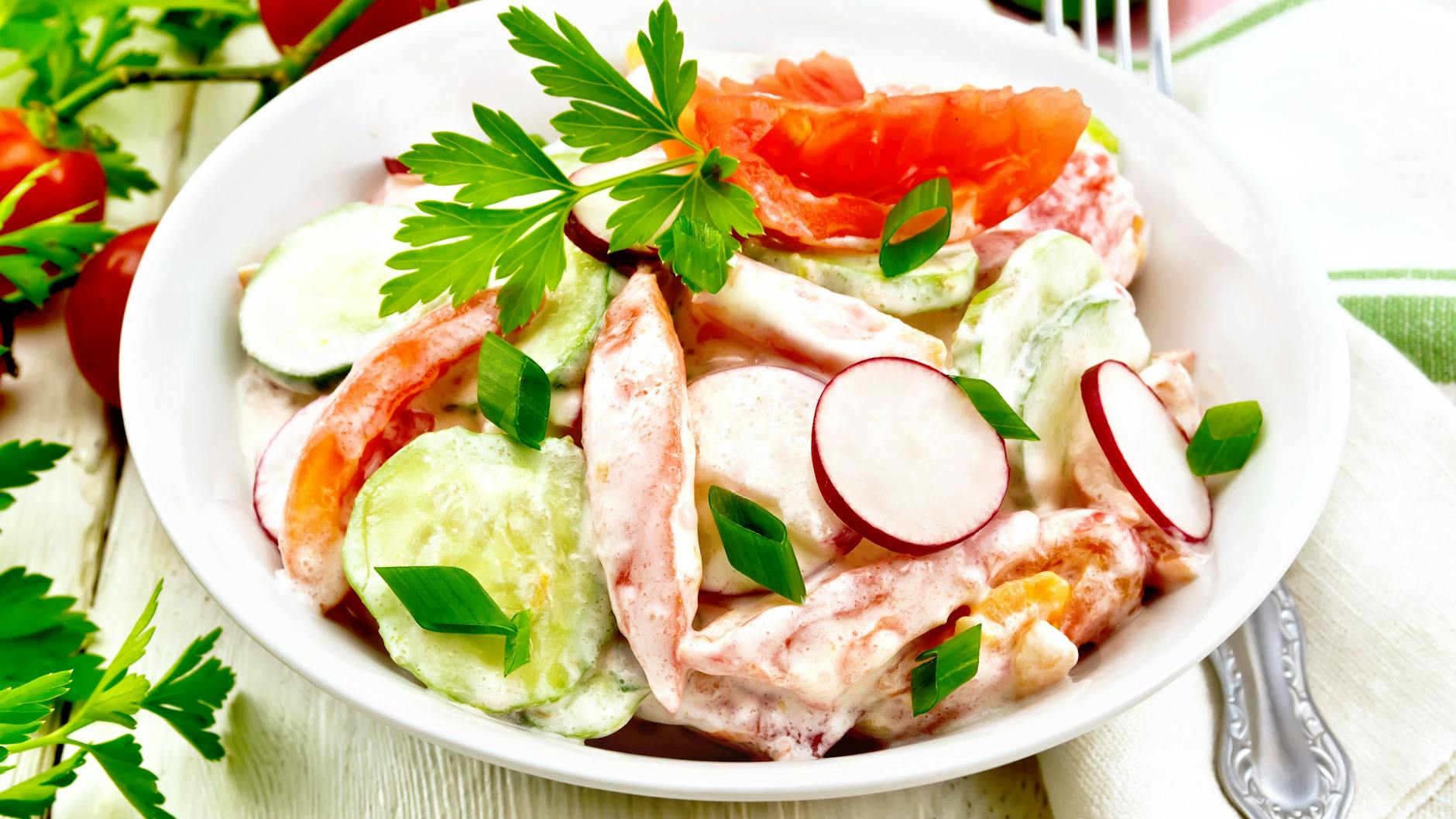 Der Fettverbrenner Salat mit Gurke und Radieschen schmeckt mit dem richtigen Dressing so lecker und ist wirklich gesund.