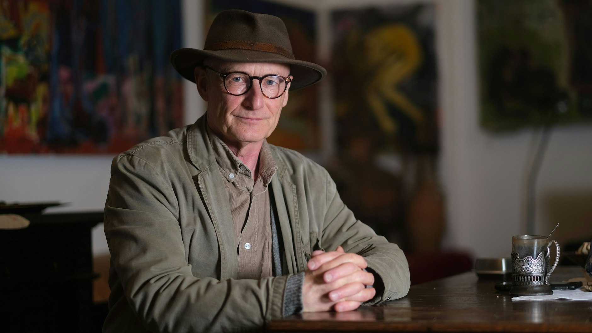 Ekkehard Maaß in seiner Wohnung in Prenzlauer Berg