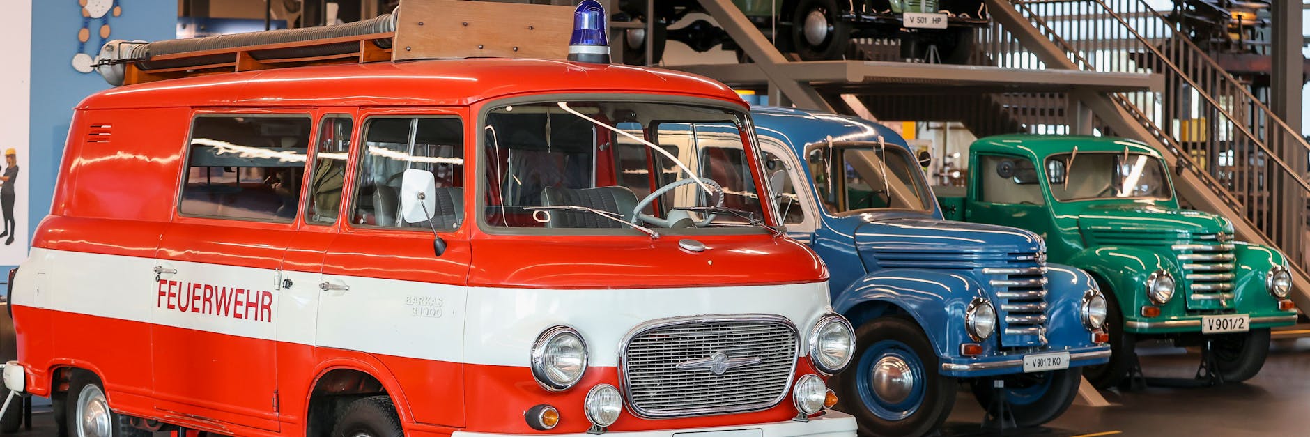 Ein Barkas 1000 als Feuerwehrfahrzeug steht neben seinen Vorgängern, dem auch als Framo bekannten Barkas V901/2 im Museum Zeitwerkstadt. Hier wird in einer Schau die Geschichte des Multitalents mit Zweitakter beleuchtet.