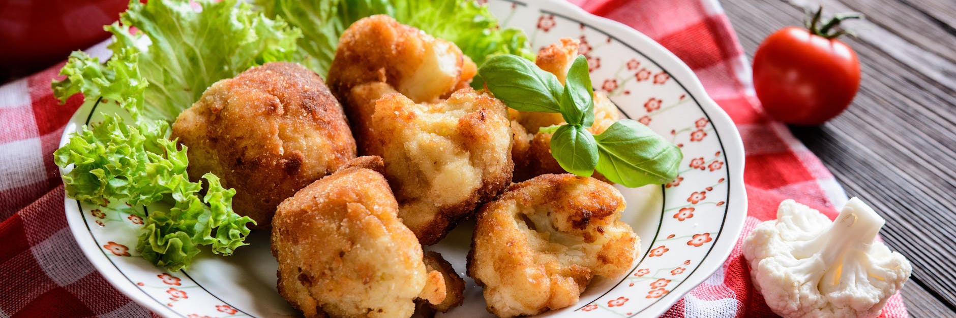 Blumenkohl mal anders serviert – als würzig-knusprige Blumenkohlwings.
