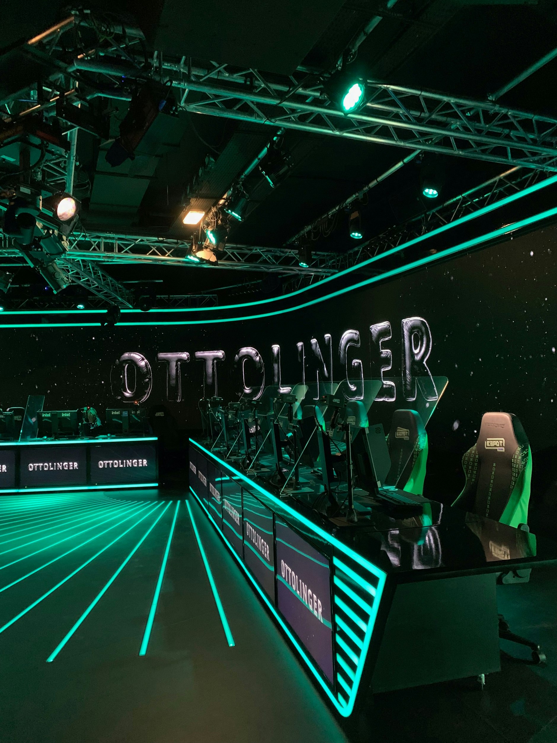 Ottolinger, das einzige Berliner Modelabel im offiziellen Pariser Schauenkalender dieser Saison, präsentierte seine neueste Kollektion in einer Spielhölle in der Rue de Rivoli. Kaum etwas hätte zum Vibe aus Berlin besser gepasst als diese Off-Location.