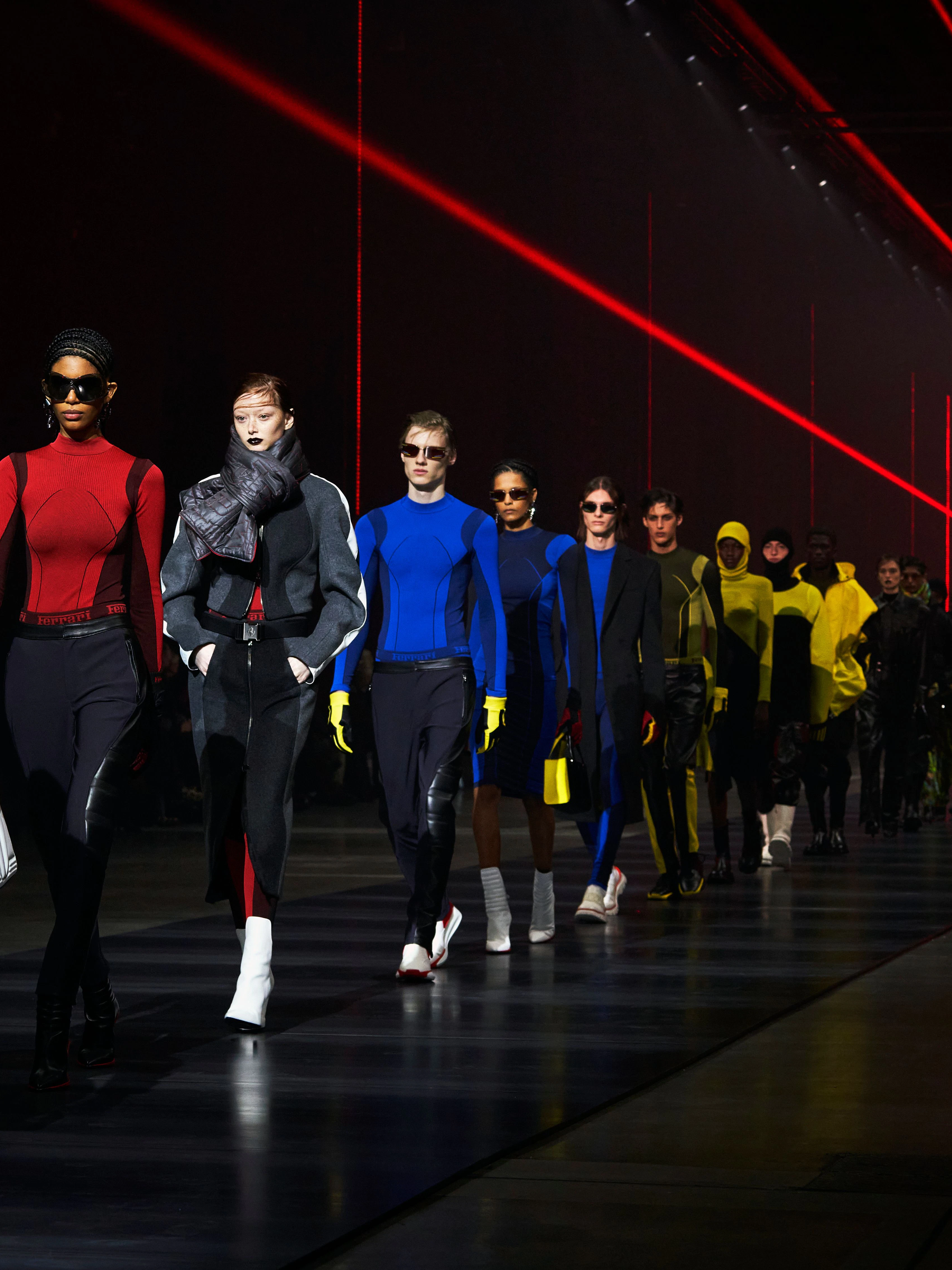 Beim Thema Sportwagen macht Ferrari so schnell keiner was vor. Nun möchte der Autohersteller auch in der Mode Begehrlichkeiten wecken. Für die zweite Ready-to-Wear-Kollektion wurde deshalb tief in die Tasche gegriffen. Unter anderem mit der Anmietung einer Mailänder Messehalle und einem Monsterlaufsteg von 180 Metern Länge.